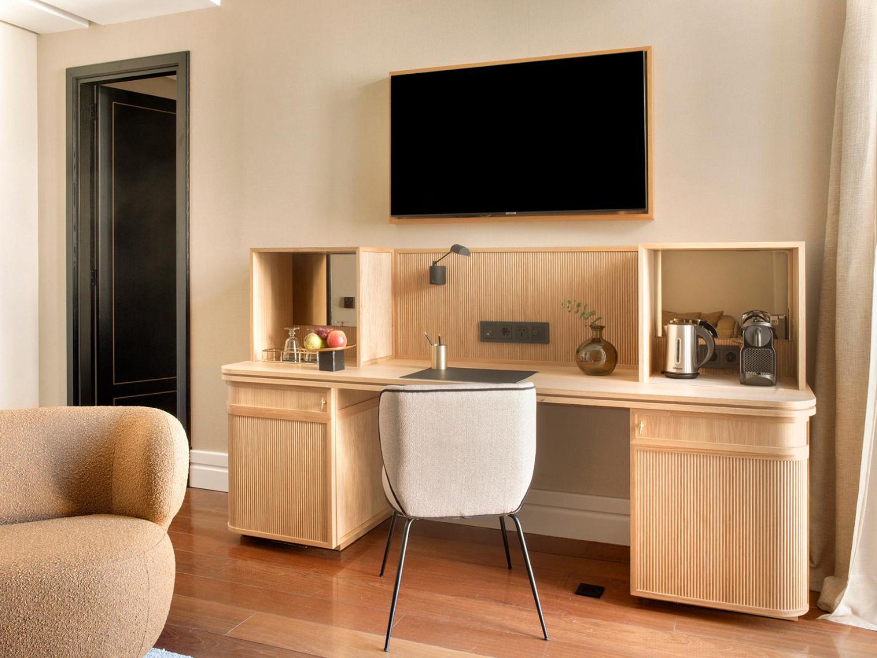 Luxury Suite - Photo 5