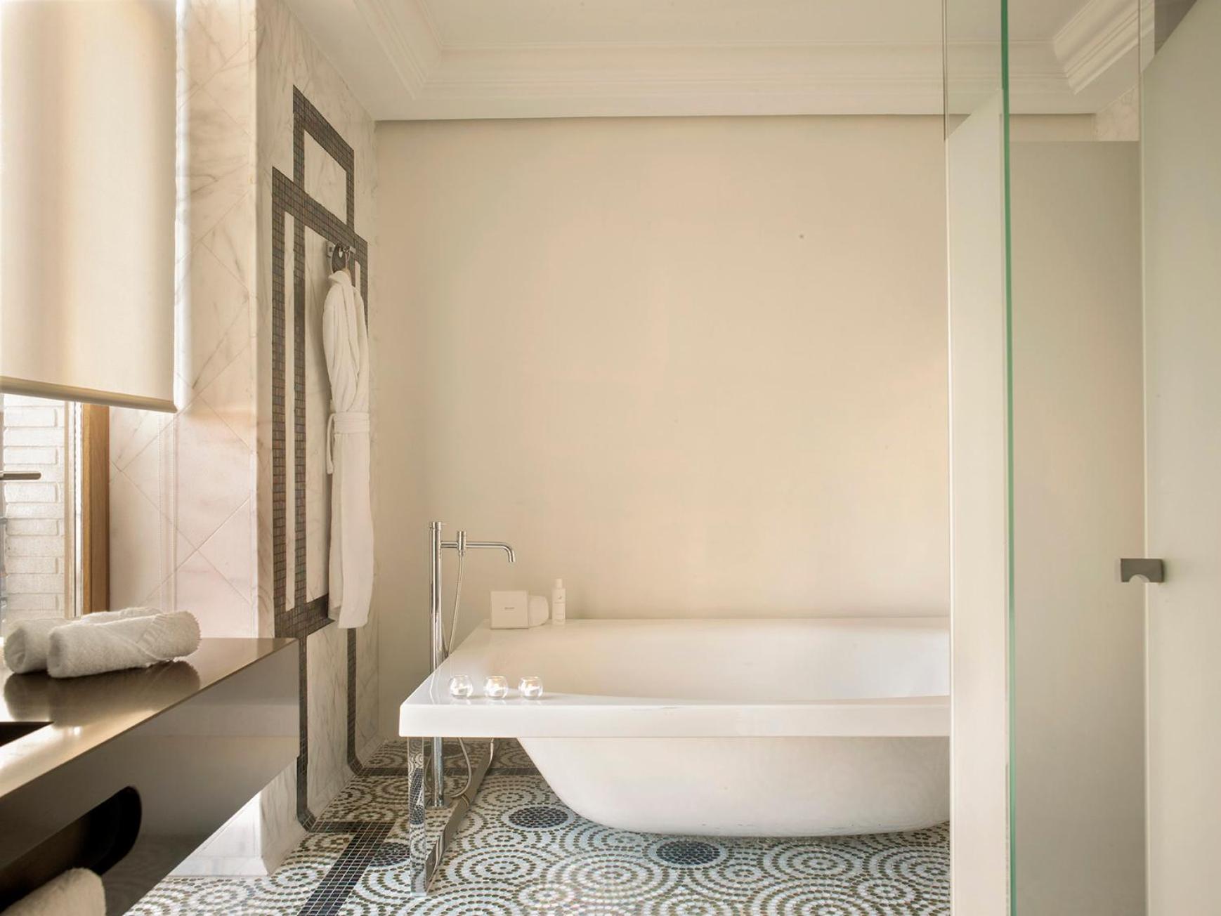 Luxury Suite - Photo 8