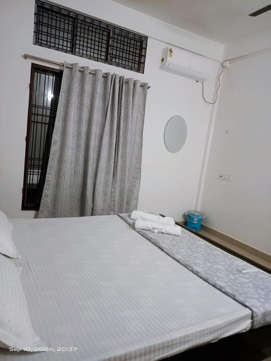 Deluxe Double Room (2 Adults + 1 Child) photo 3