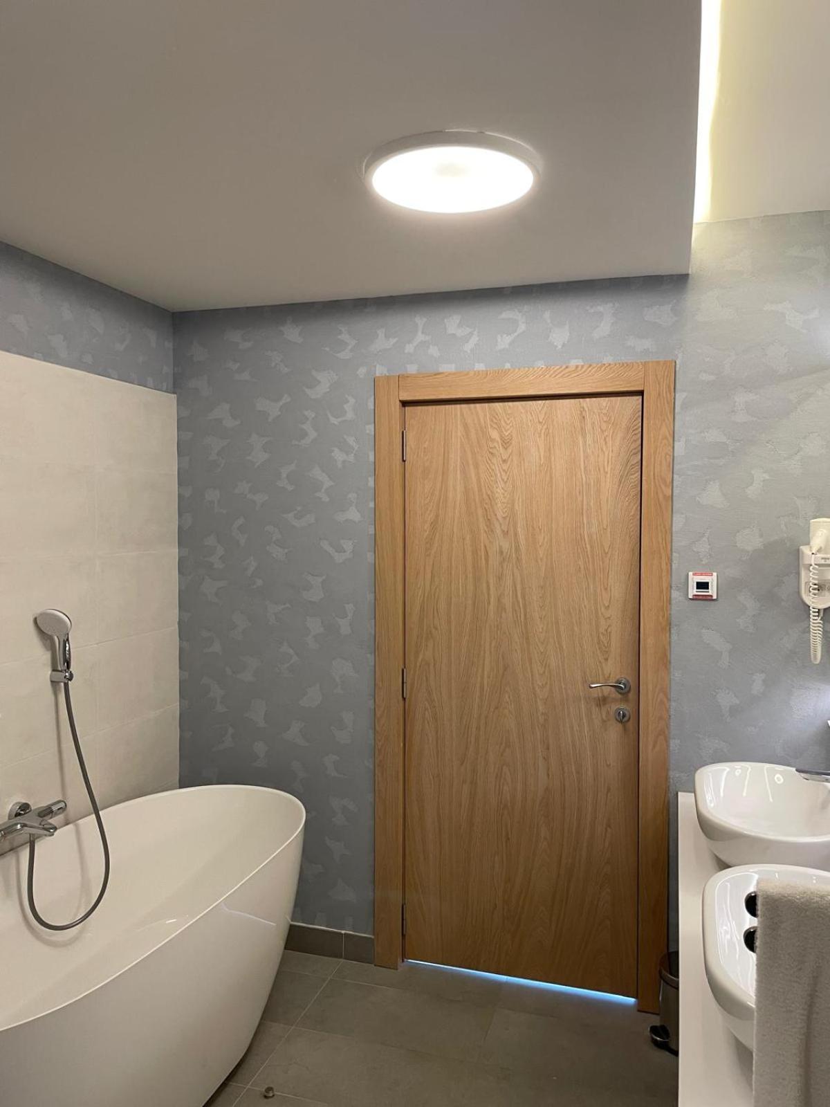 Executive King Suite - Non-Smoking photo 2