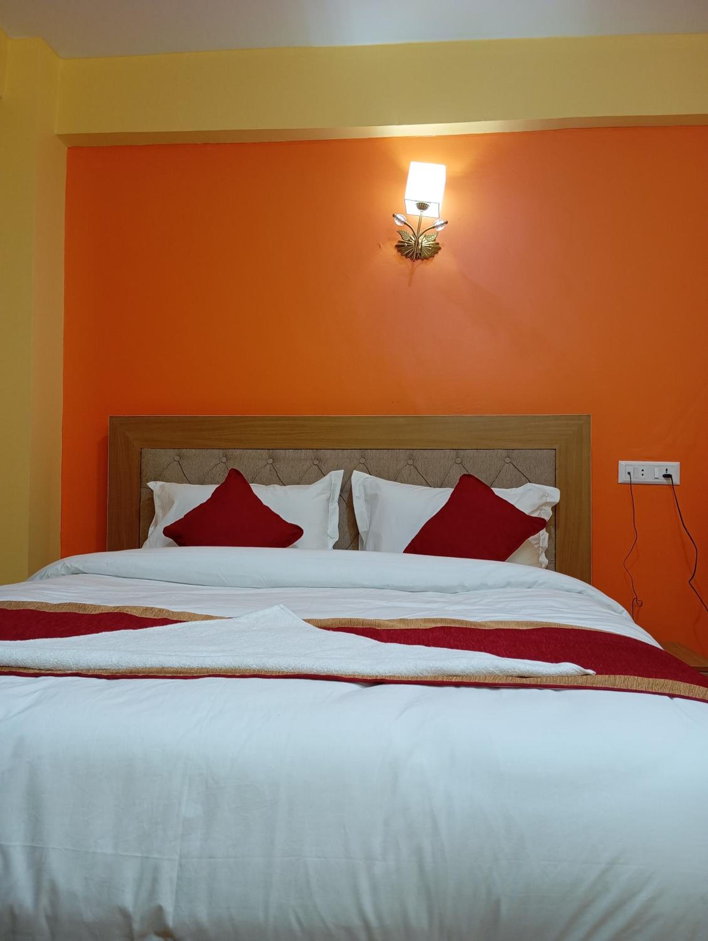 Deluxe Double Room (2 Adults + 1 Child) photo 1