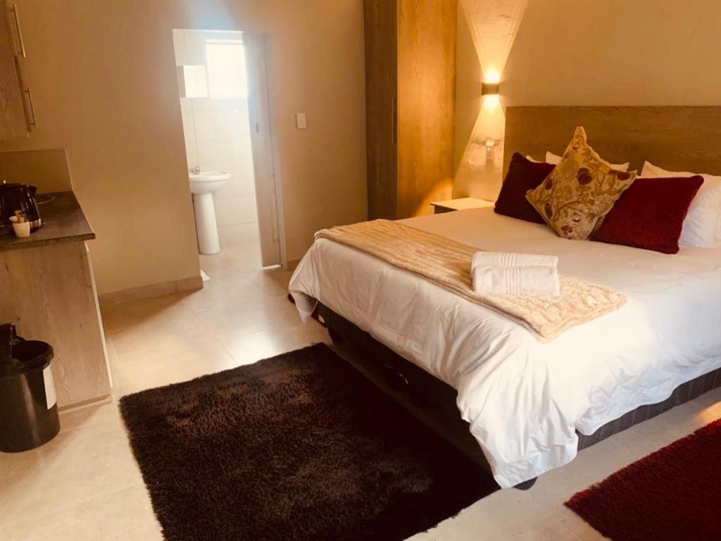 Standard King Room - Photo 6