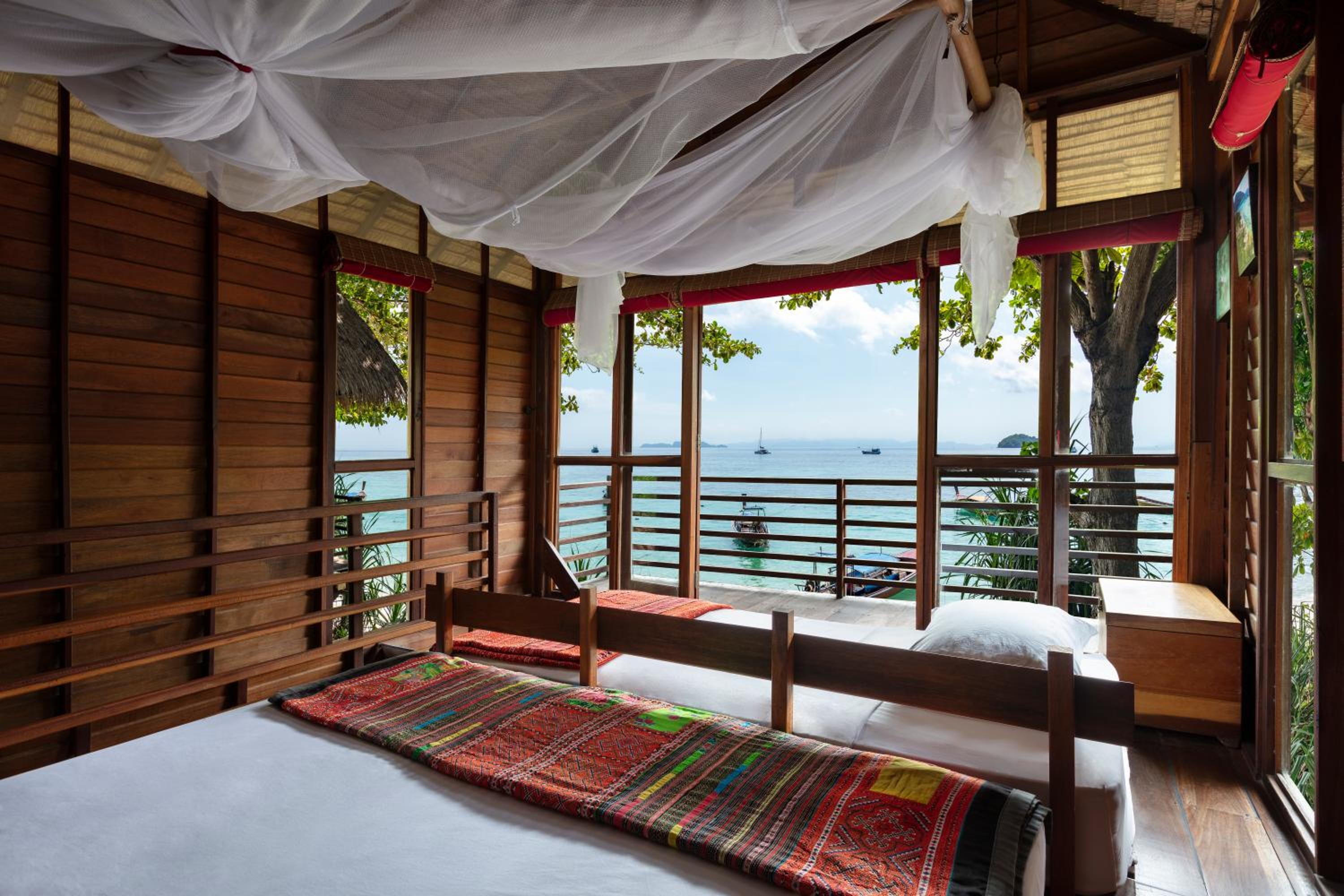 Large Breezy Bungalow - Beach Front photo 2