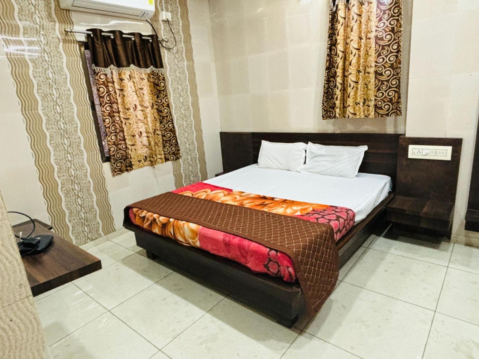 Deluxe Double Room (2 Adults + 1 Child) photo 1