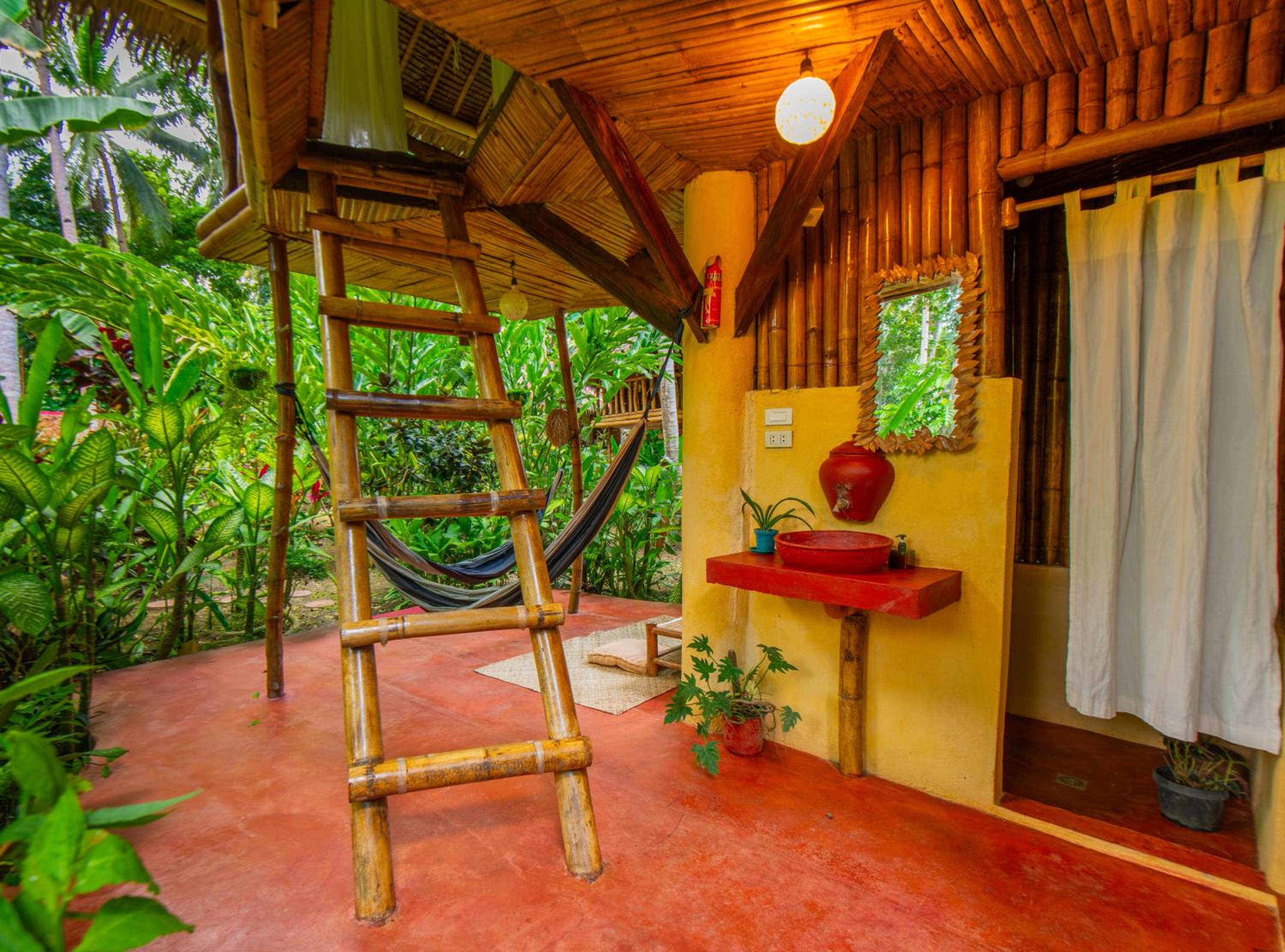 Tree house with private bathroom - Photo 1