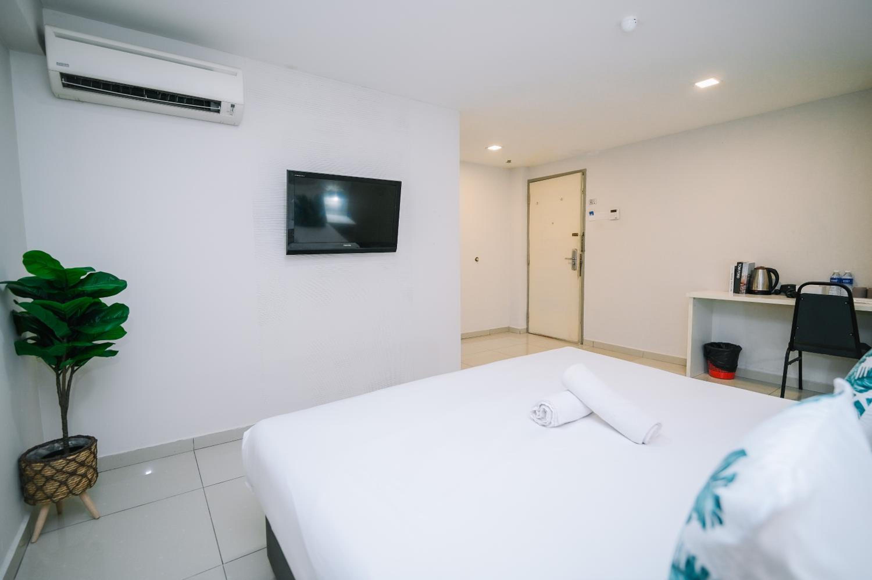 Deluxe King Room - Photo 2