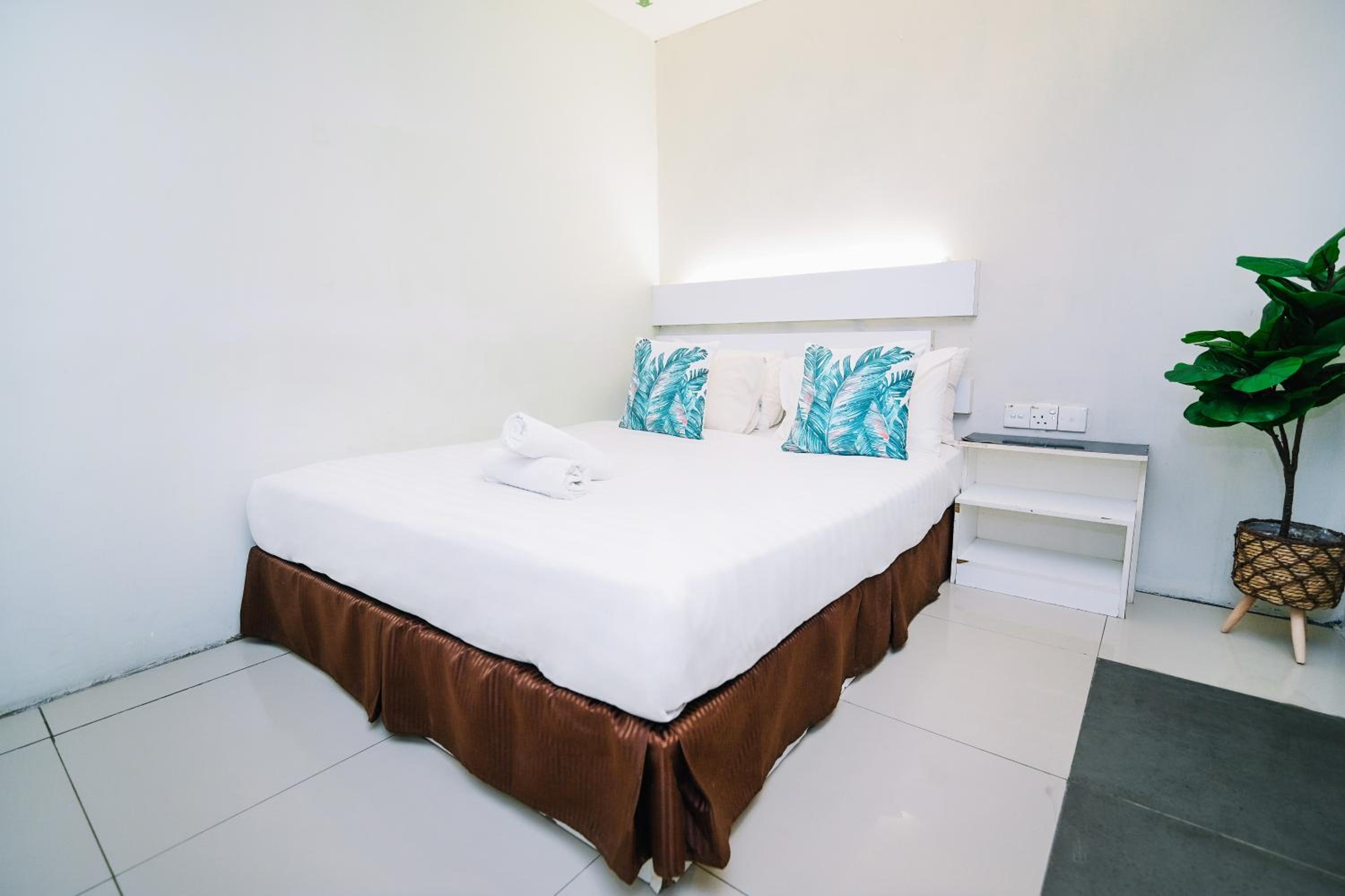 Standard Queen Room - Photo 6
