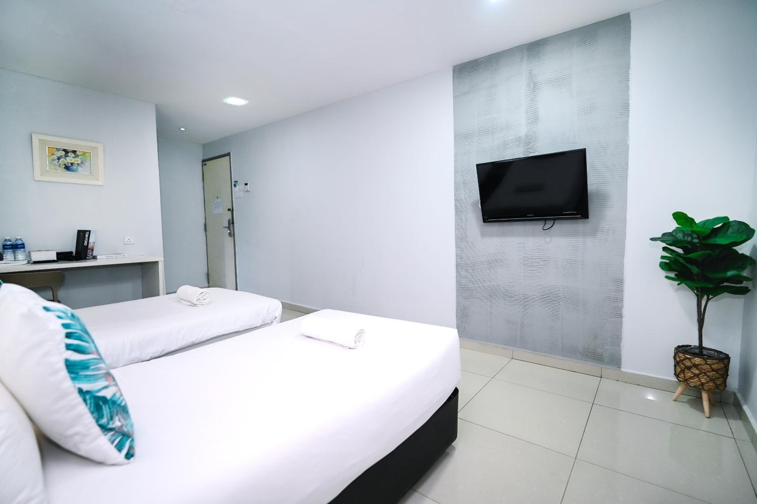 Standard Twin Room - Photo 3
