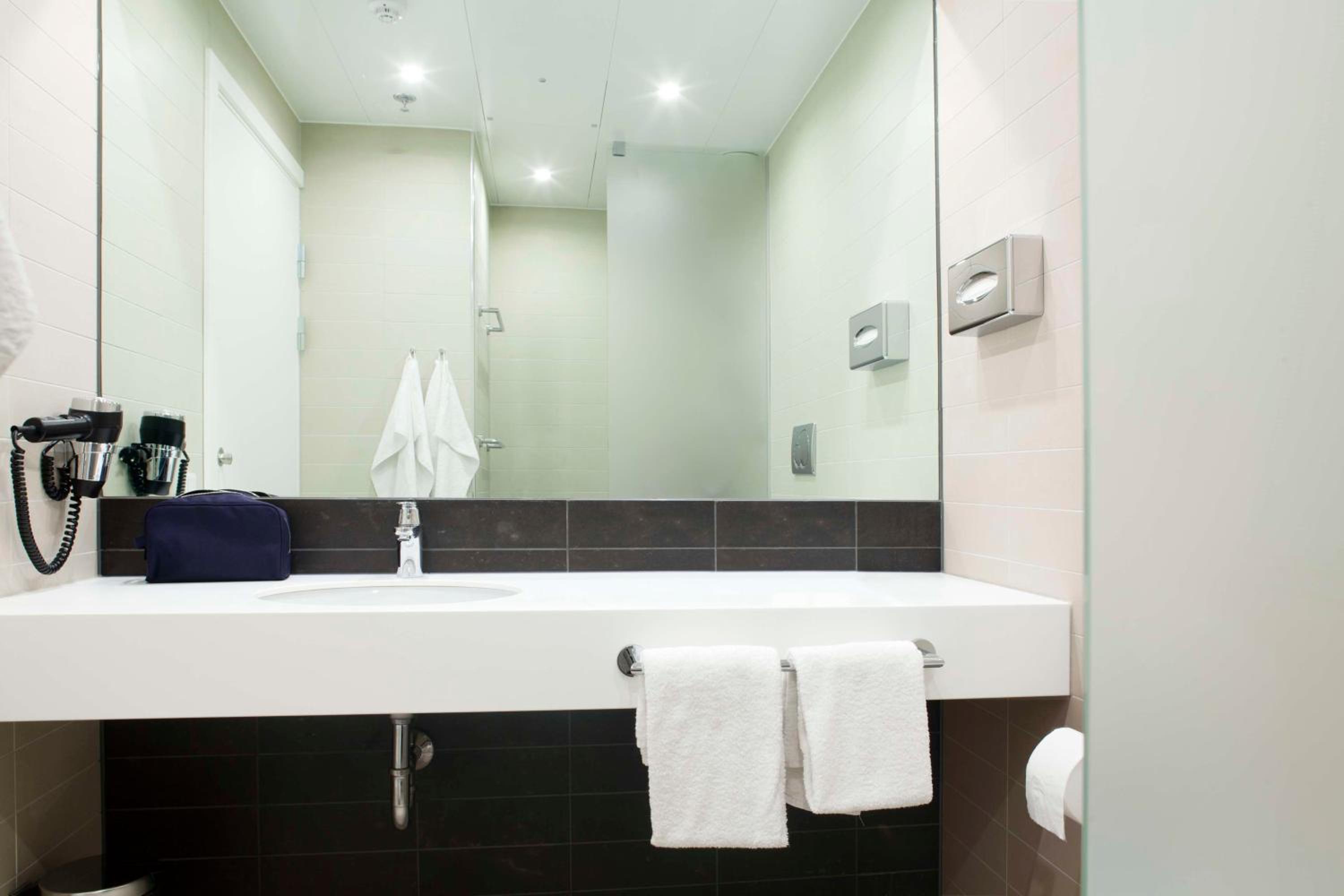 Standard Double or Twin Room - Photo 5