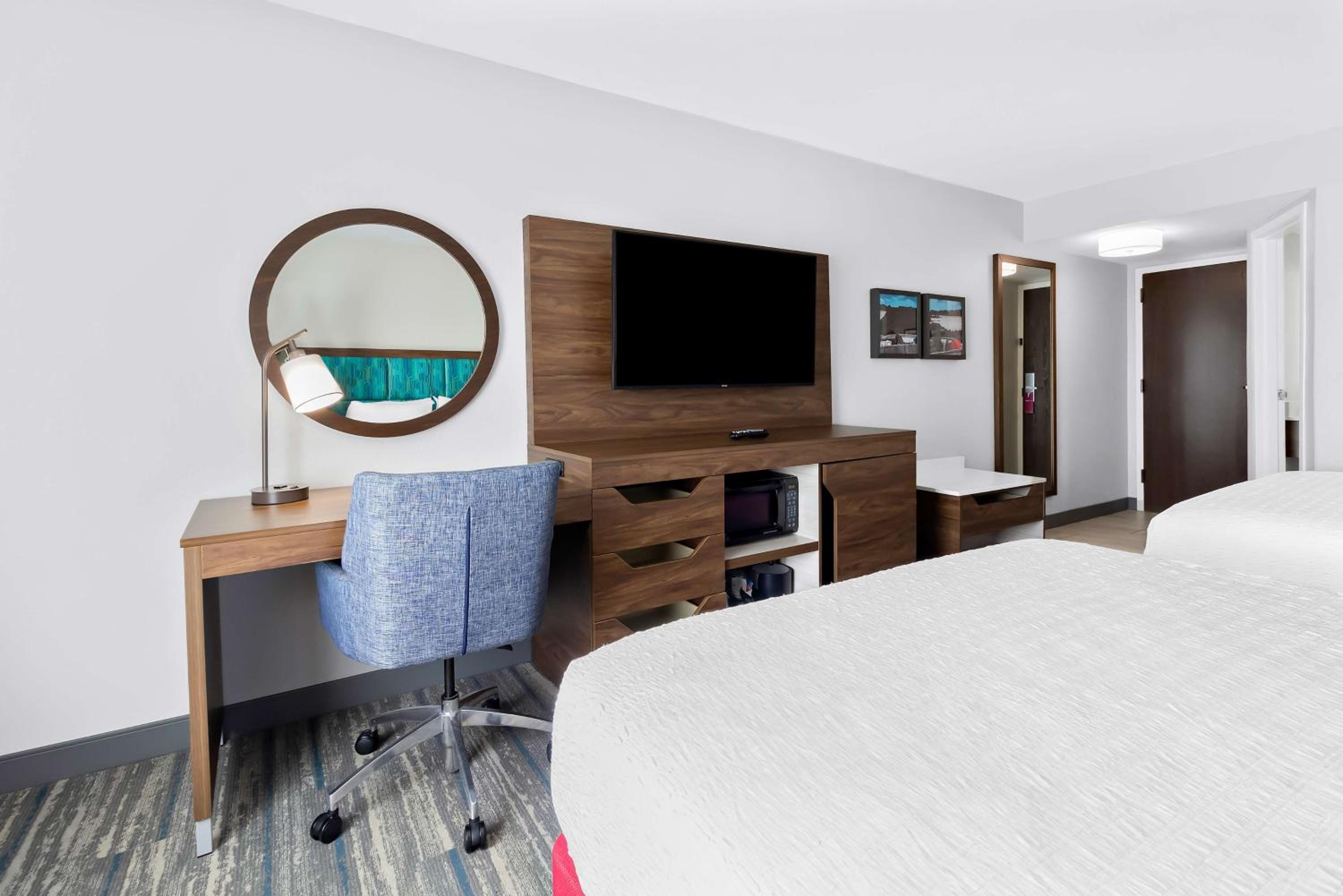 Queen Room with Two Queen Beds - Non-Smoking - Photo 2
