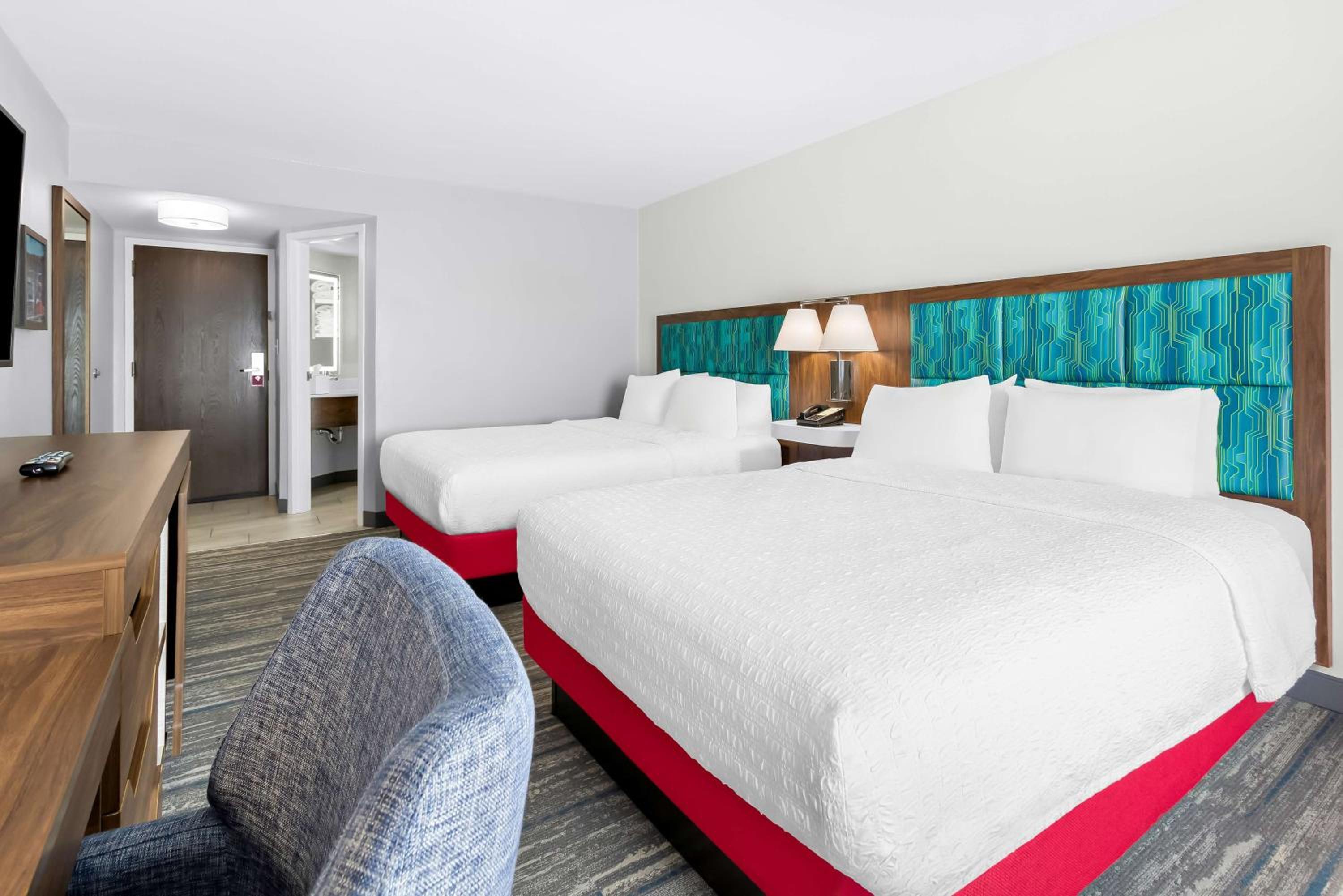 Queen Room with Two Queen Beds - Non-Smoking - Photo 6