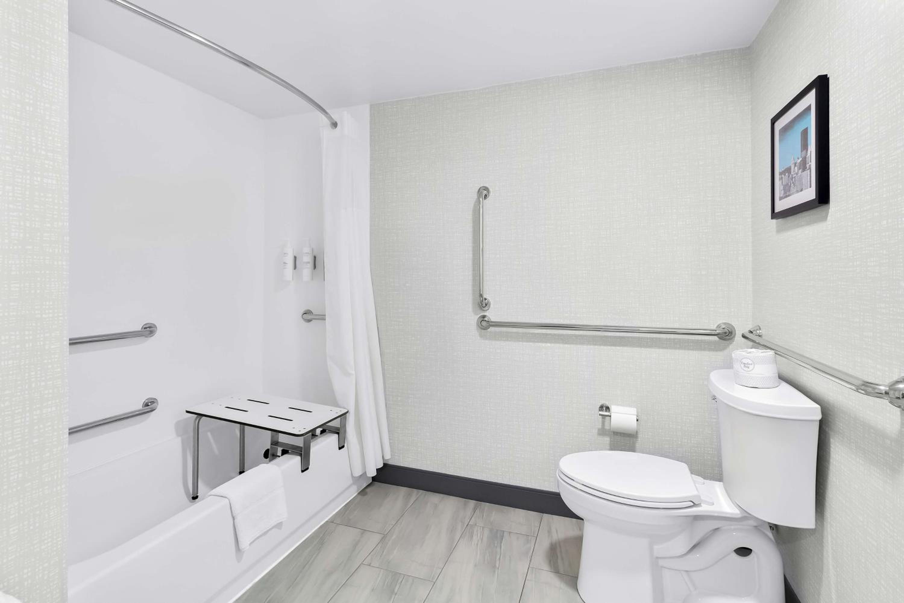Queen Room with Mobility Access/Non-Smoking - Photo 3