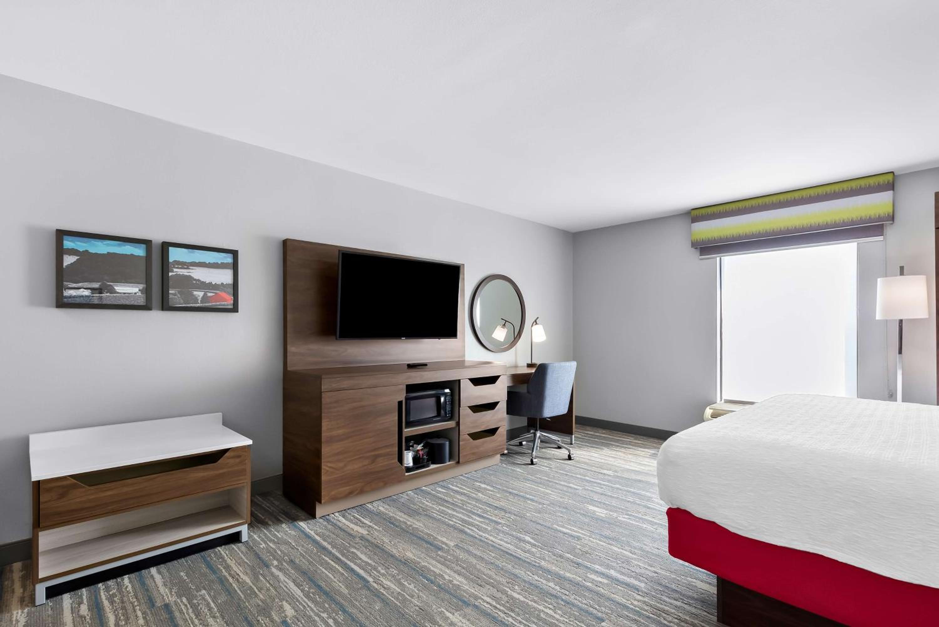 King Room with Sofa Bed - Non-Smoking - Photo 2