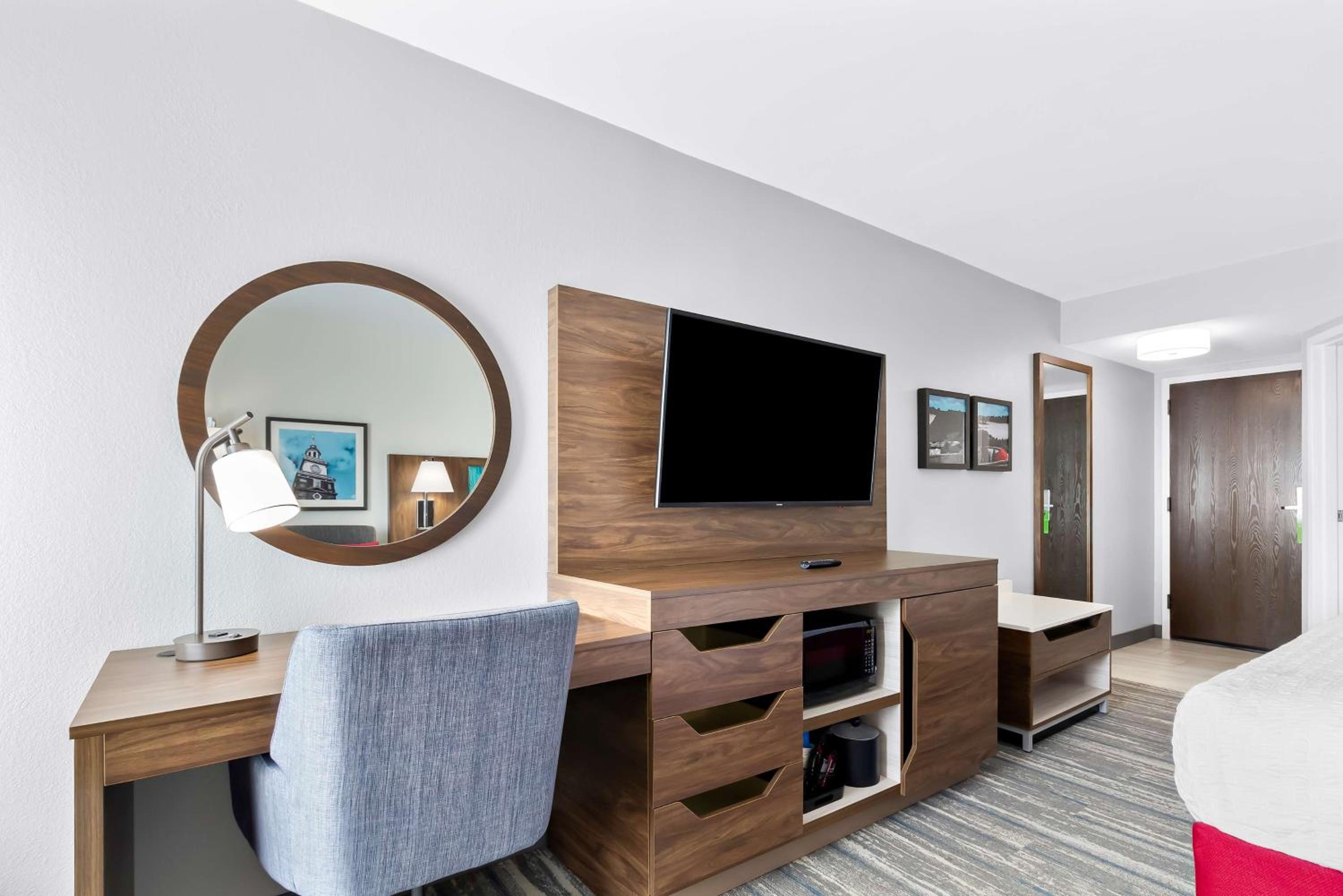 King Room with Microwave and Refrigerator - Non-Smoking - Photo 2