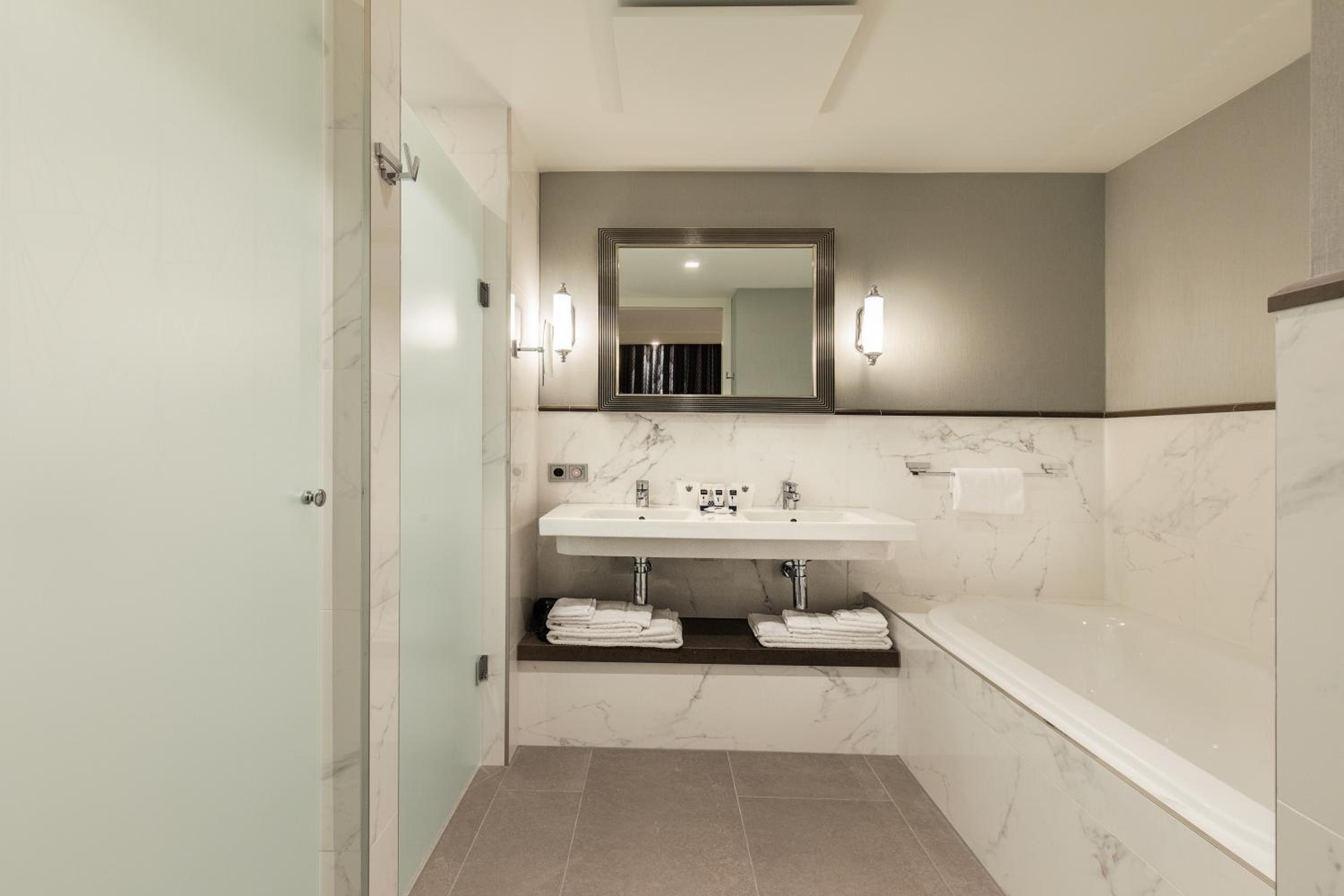 King Suite with Balcony photo 2