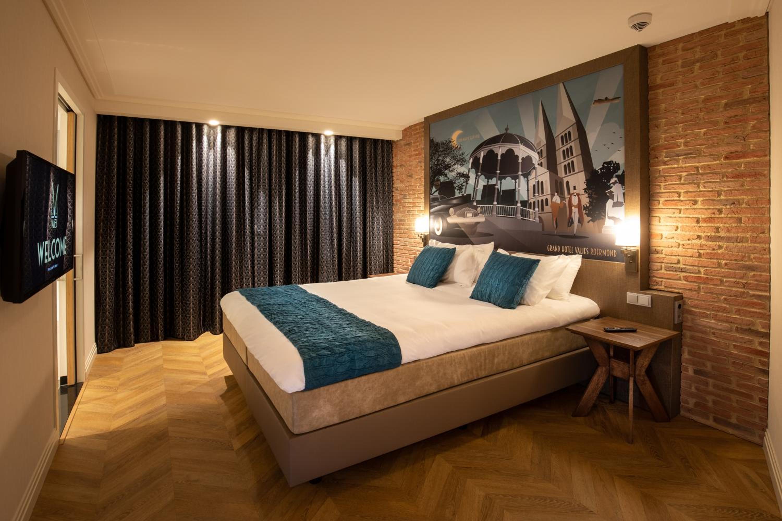 King Suite with Balcony photo 3