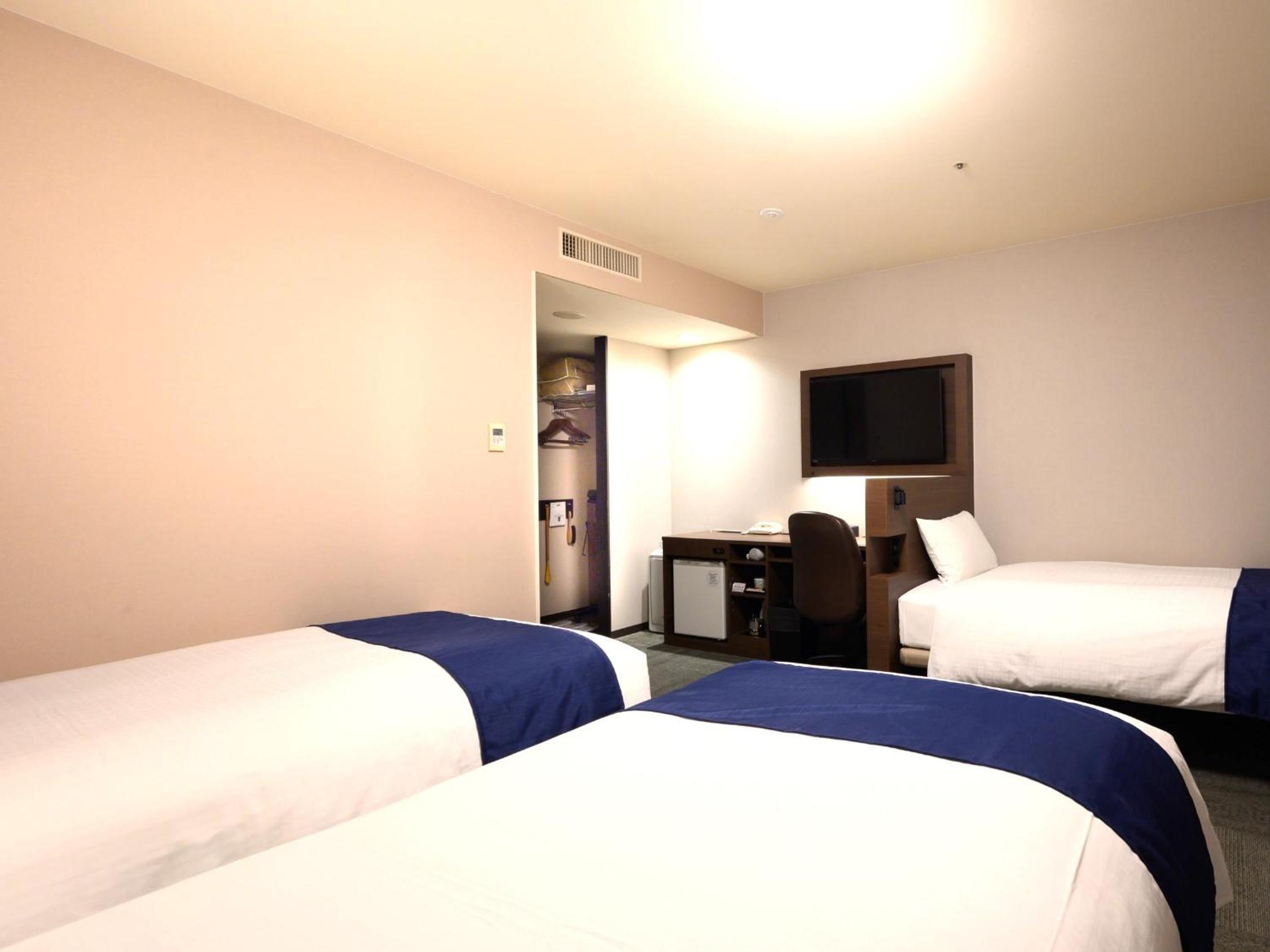 Triple Room -Non-Smoking - Photo 6
