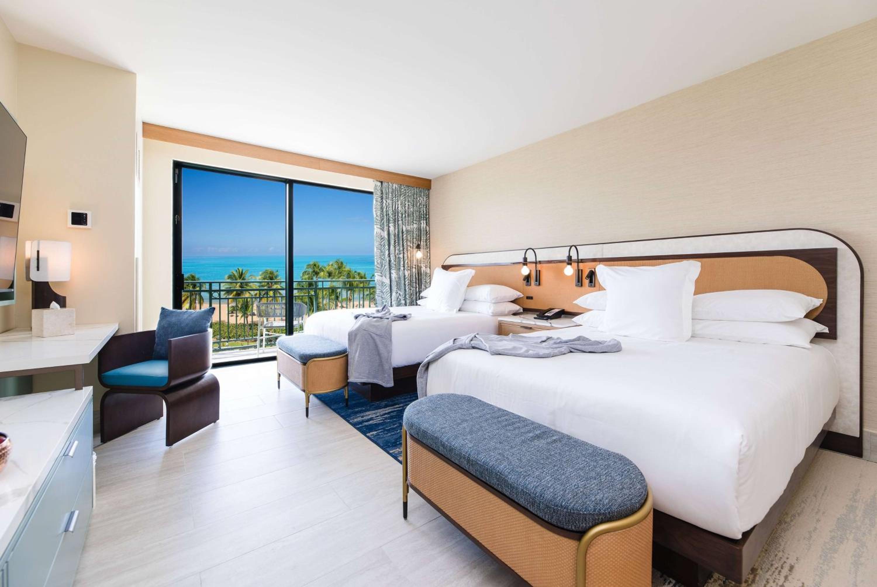 Quarto Queen Renovado com Vista para a Piscina