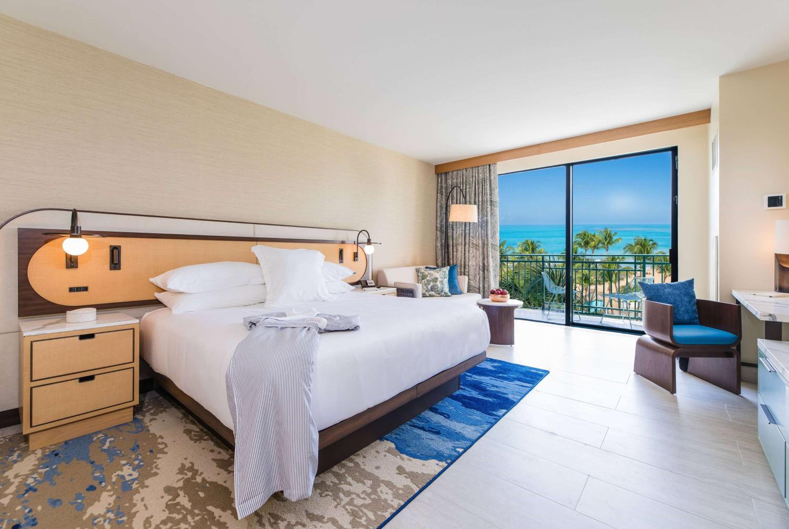Quarto King Renovado com Vista para a Piscina