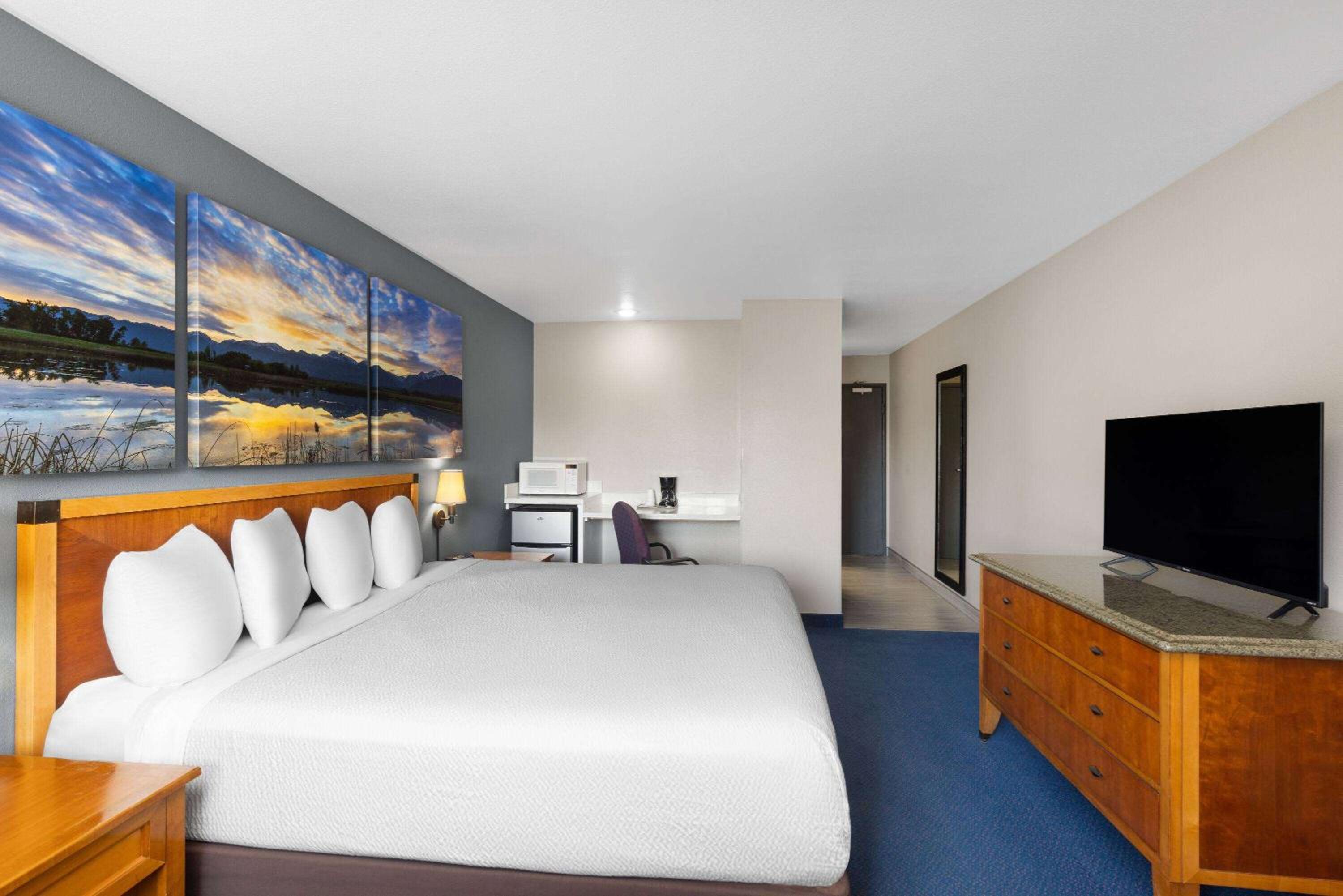 Deluxe King Room - Non-Smoking - Photo 1
