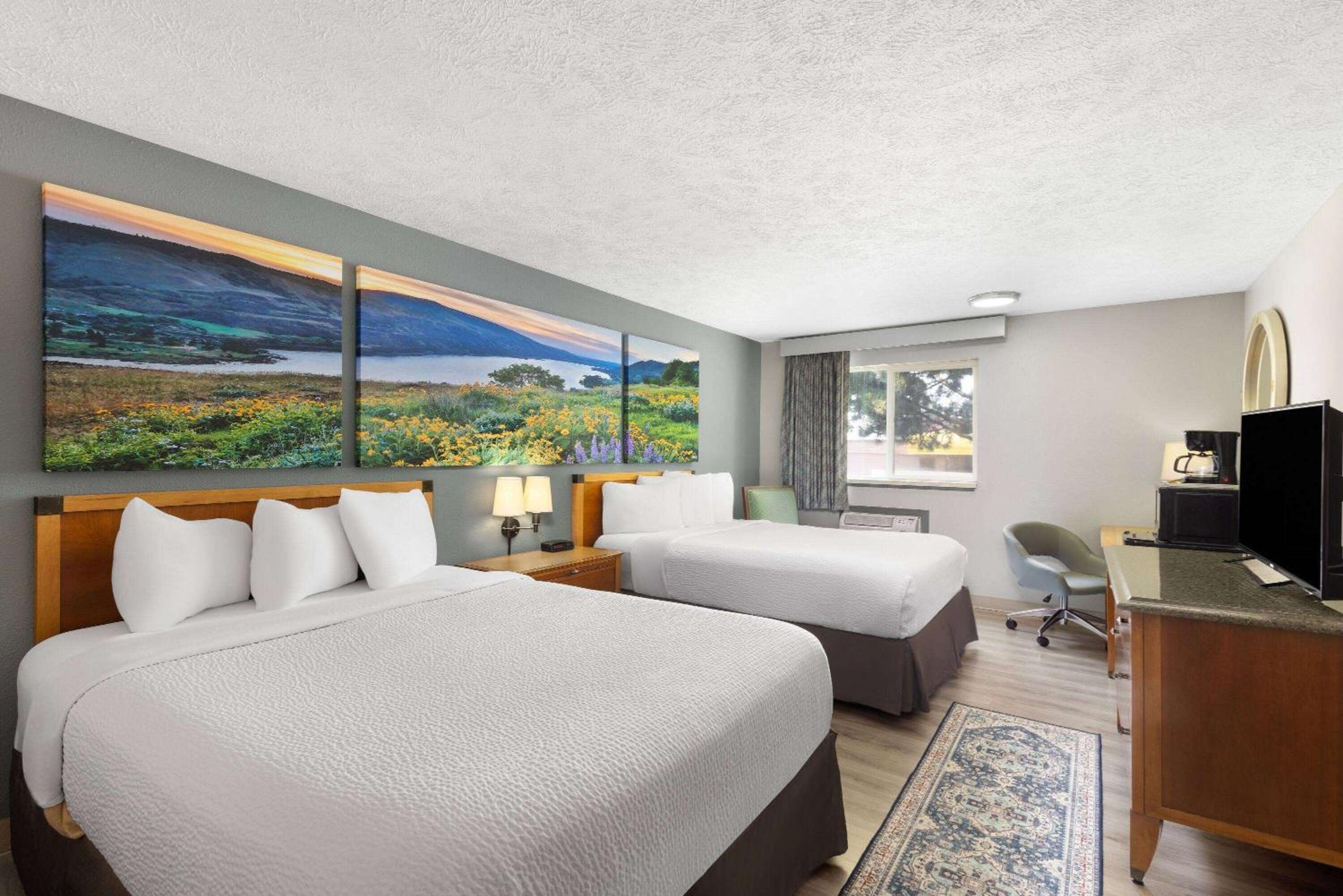 Queen Room with Two Queen Beds - Non-Smoking - Photo 1