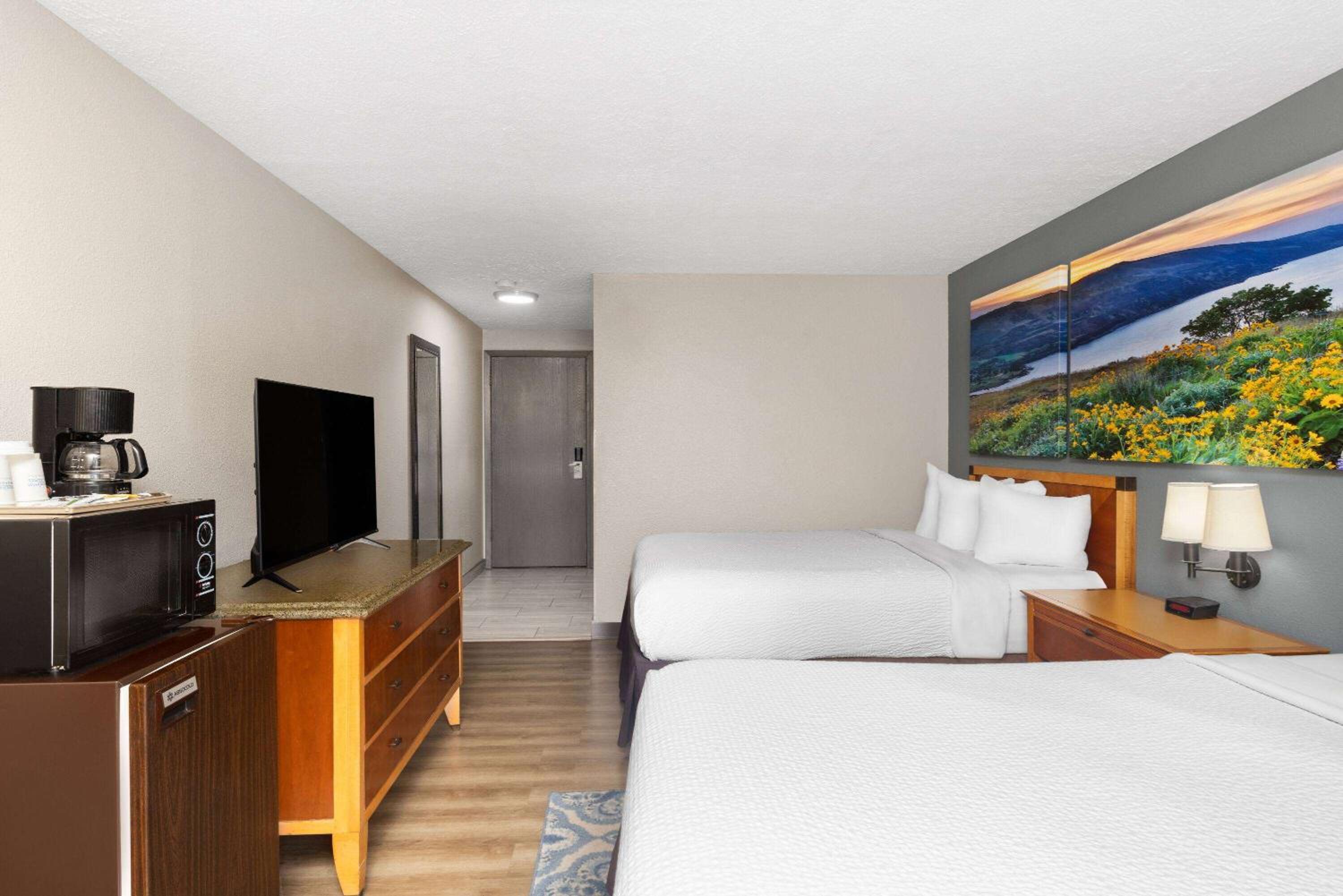 Queen Room with Two Queen Beds and Roll-In Shower - Mobility Accessible/Non-Smoking - Photo 1