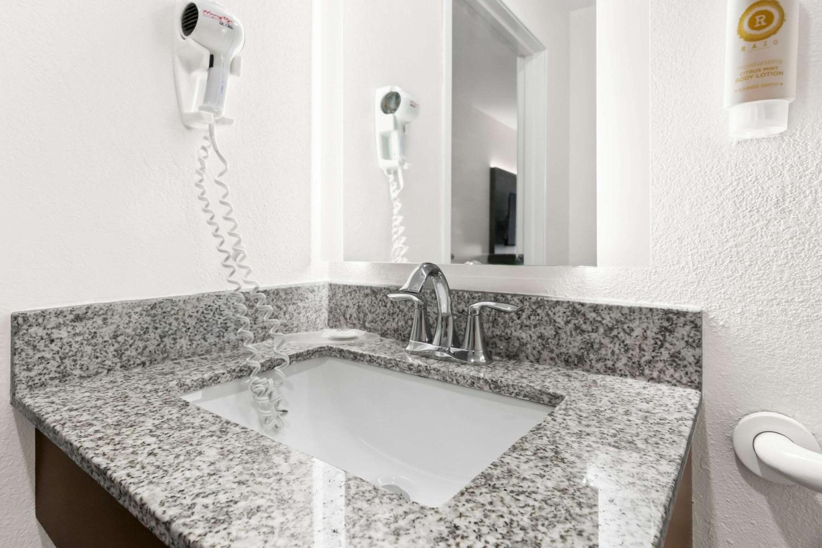 Standard King Room with Accessible Tub - Non-Smoking - Photo 5