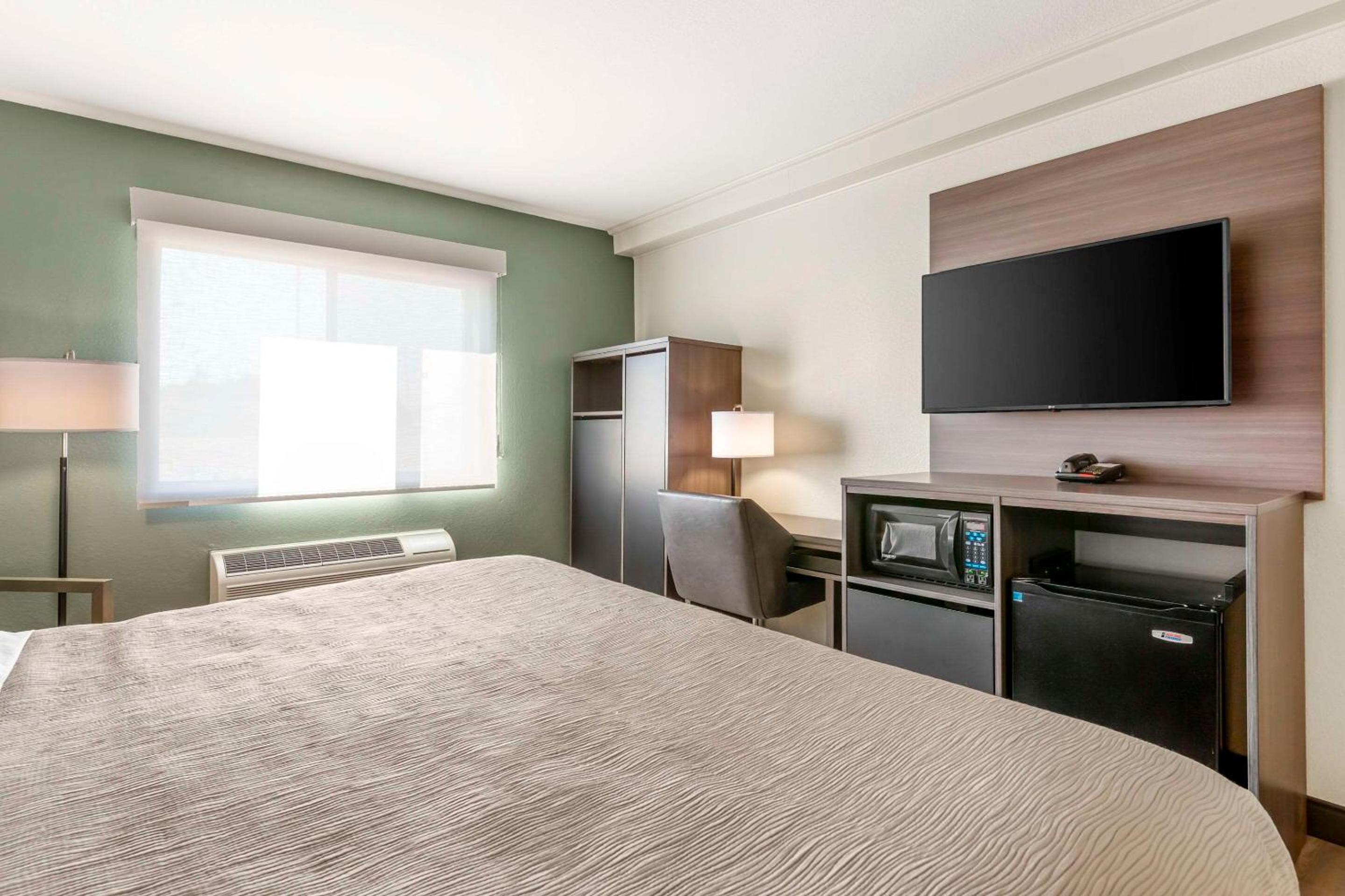 King Room - Non-Smoking - Photo 2