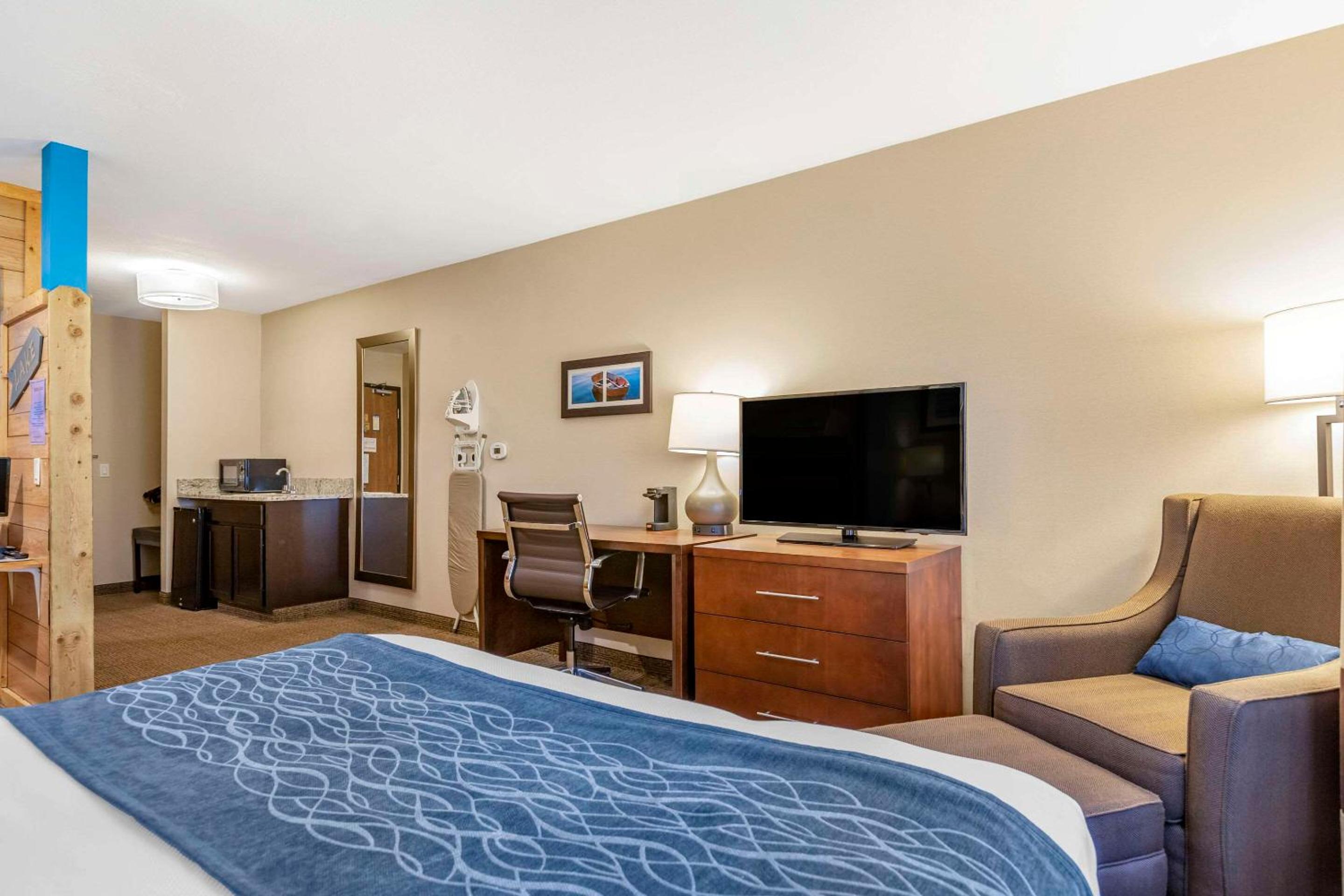 Standard Queen Room with Two Queen Beds and Roll-In Shower - Accessible/Non-Smoking - Photo 5