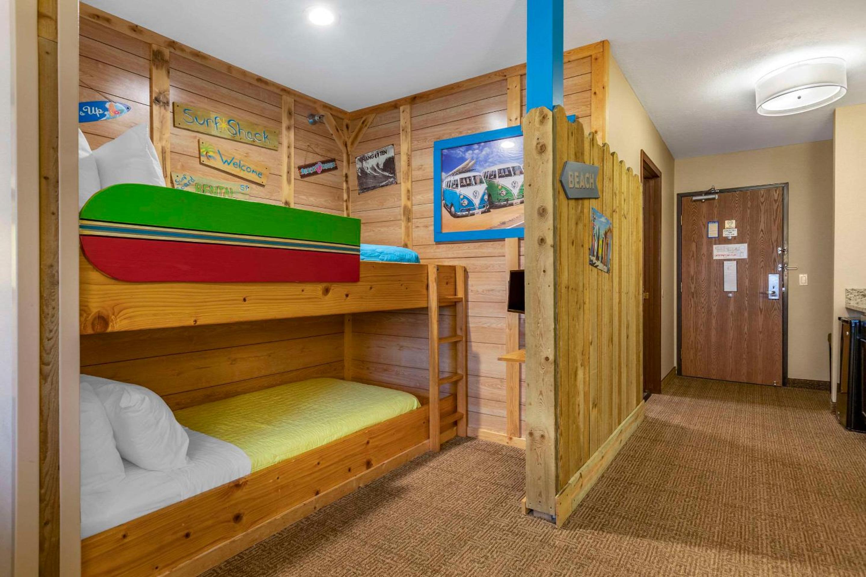 Standard Queen Room with Two Queen Beds and Roll-In Shower - Accessible/Non-Smoking - Photo 4
