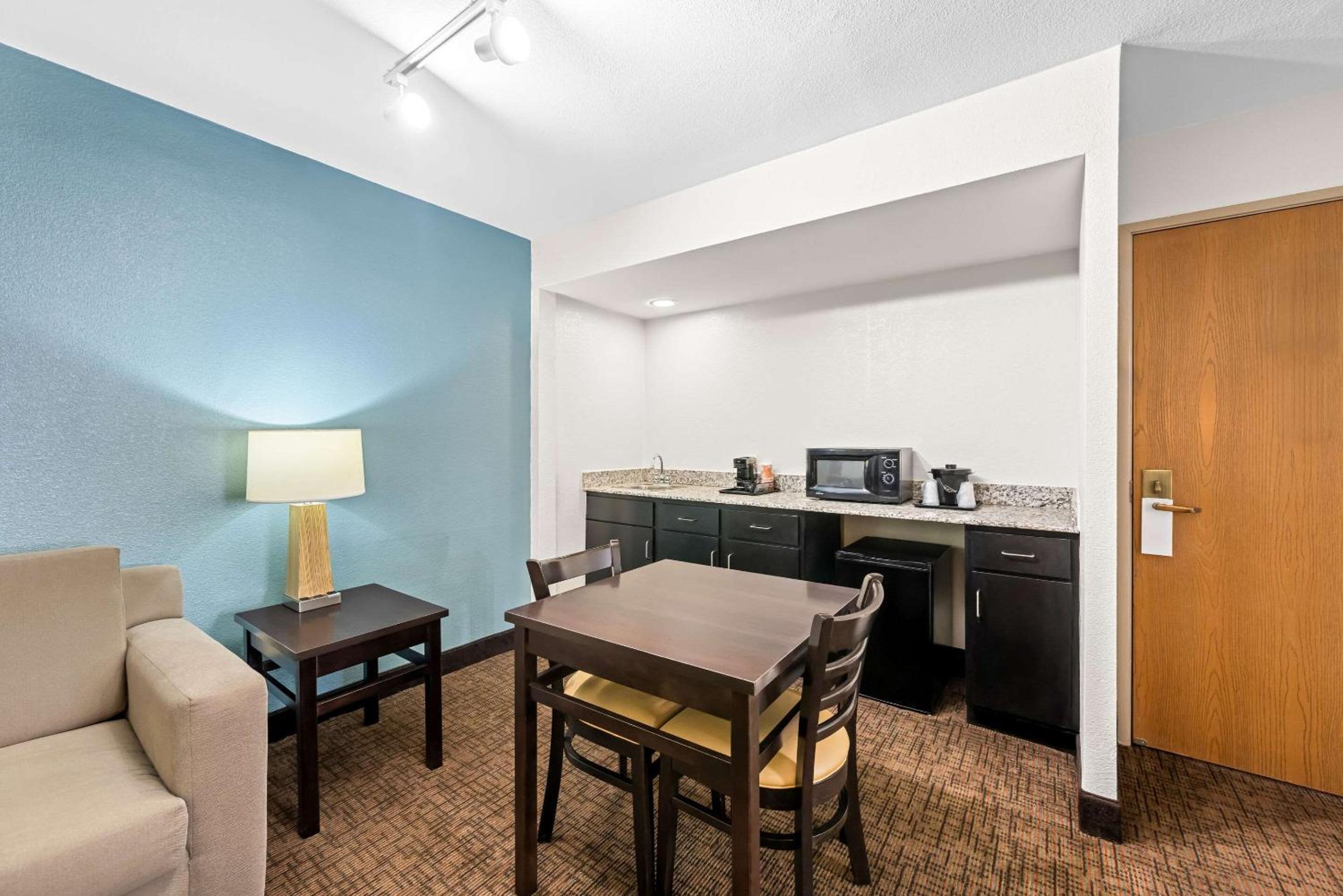 One-Bedroom King Suite with Sofa Bed - Non-Smoking photo 2