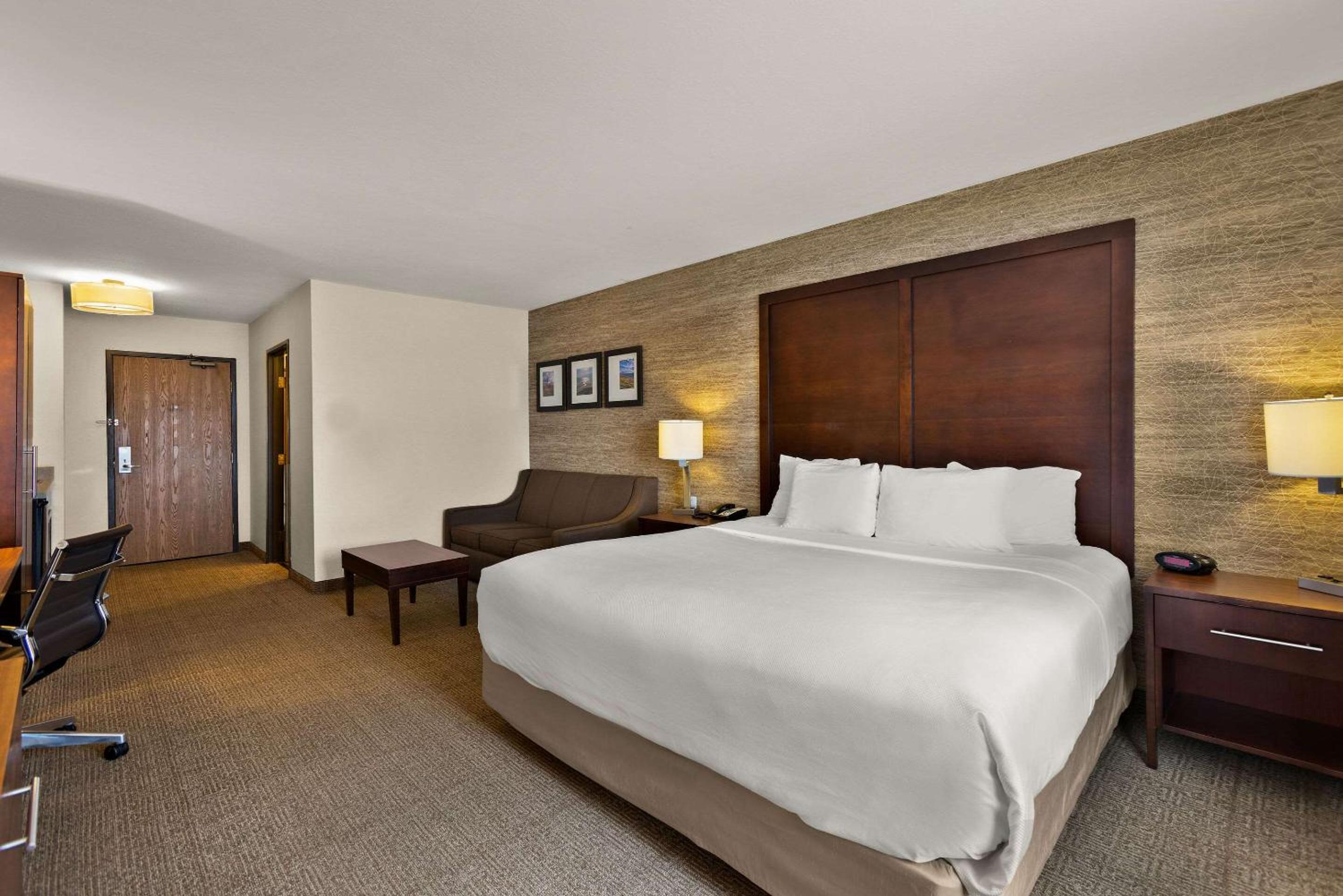 King Room with Sofa Bed - Non-Smoking - Photo 3