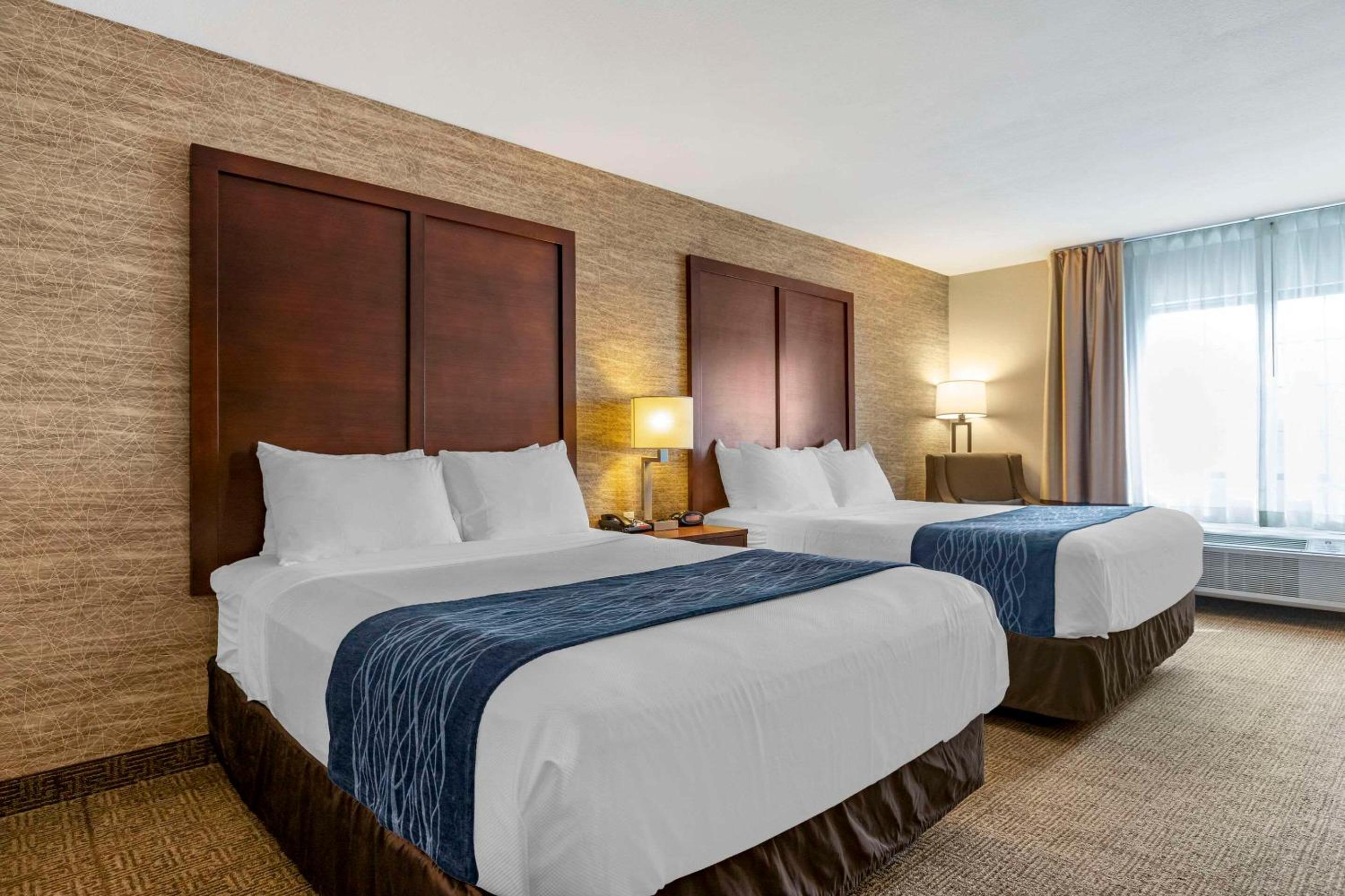 Queen Room with Two Queen Beds - Non-Smoking - Photo 1