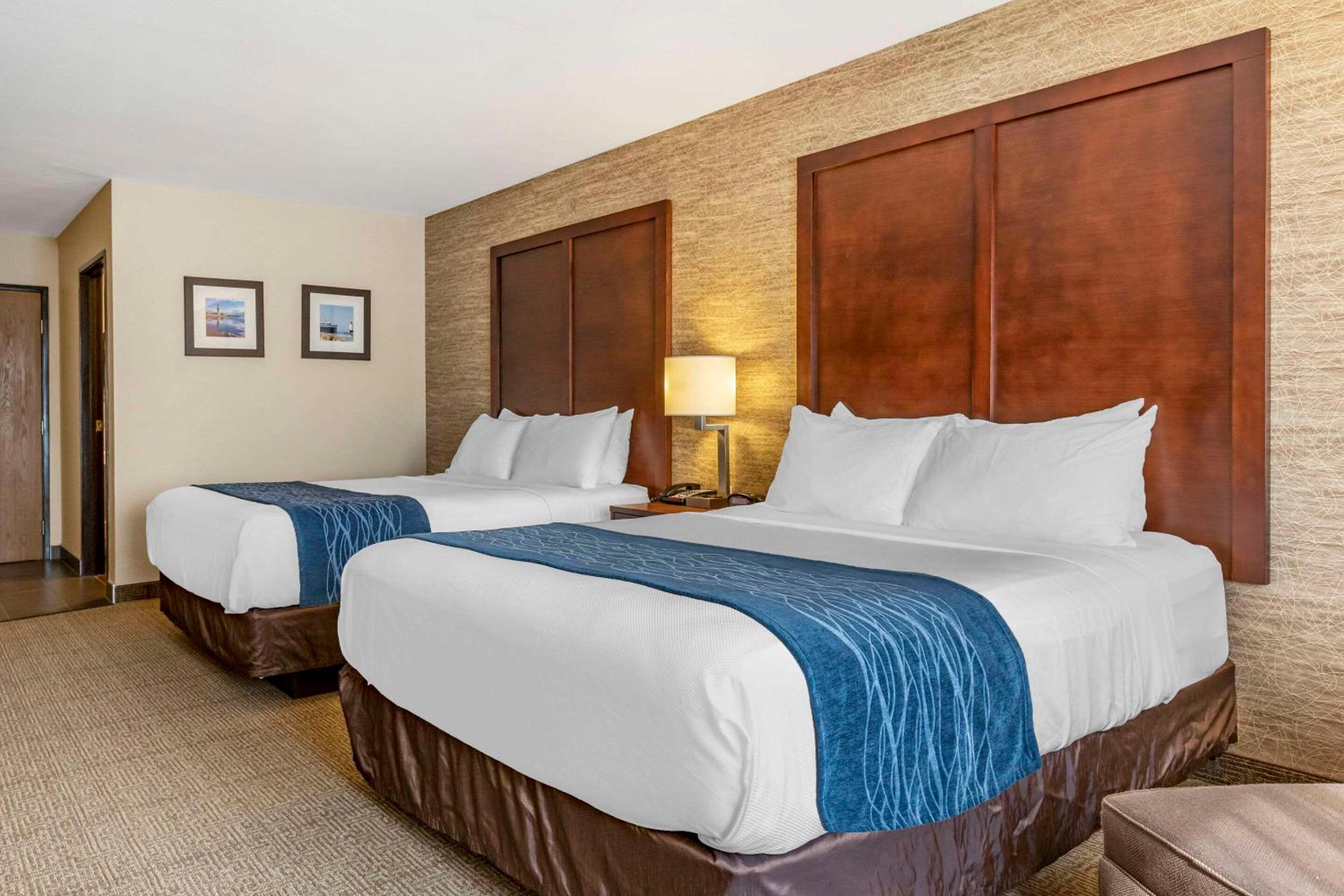Queen Room with Two Queen Beds - Non-Smoking - Photo 4