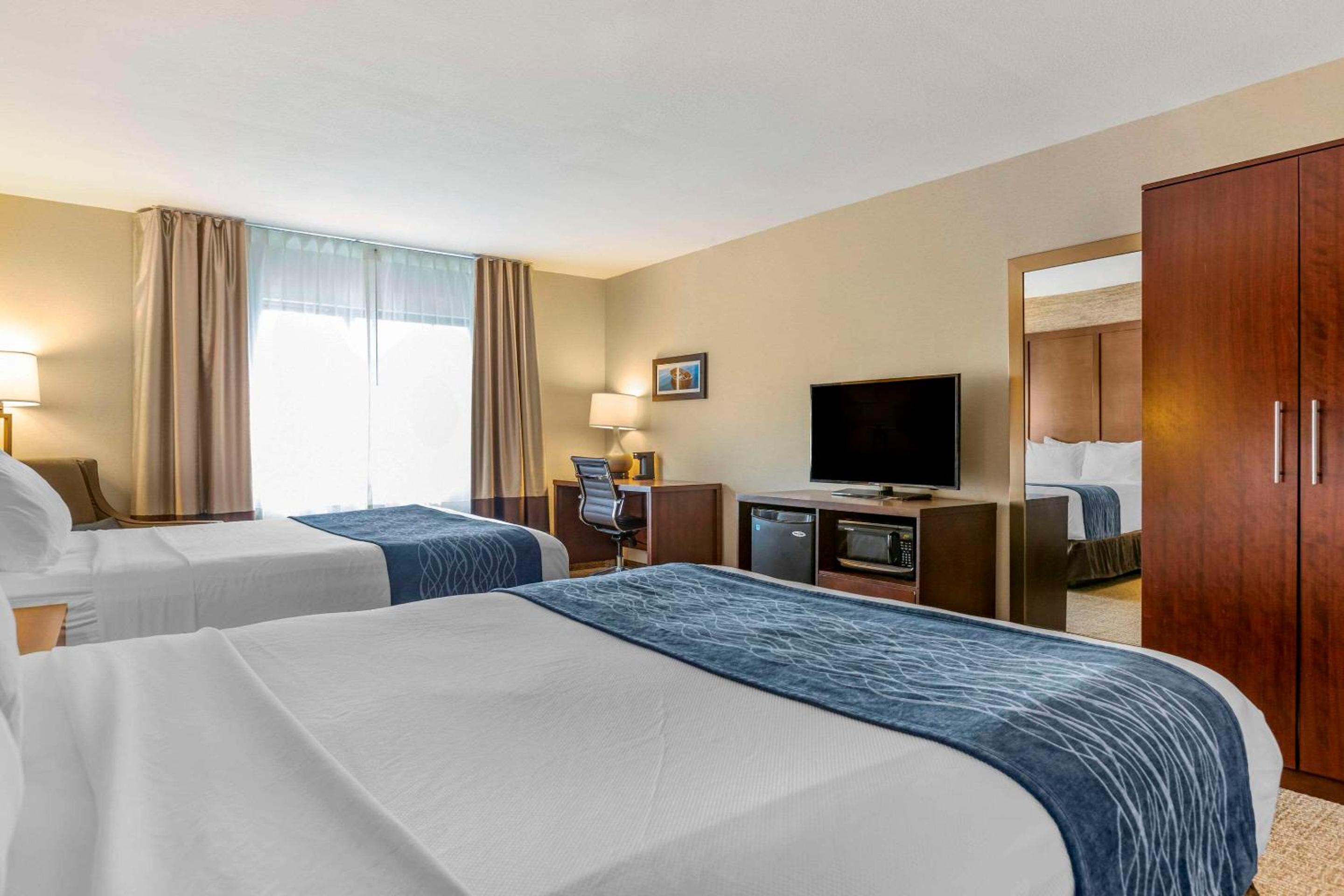 Queen Room with Two Queen Beds - Non-Smoking - Photo 3