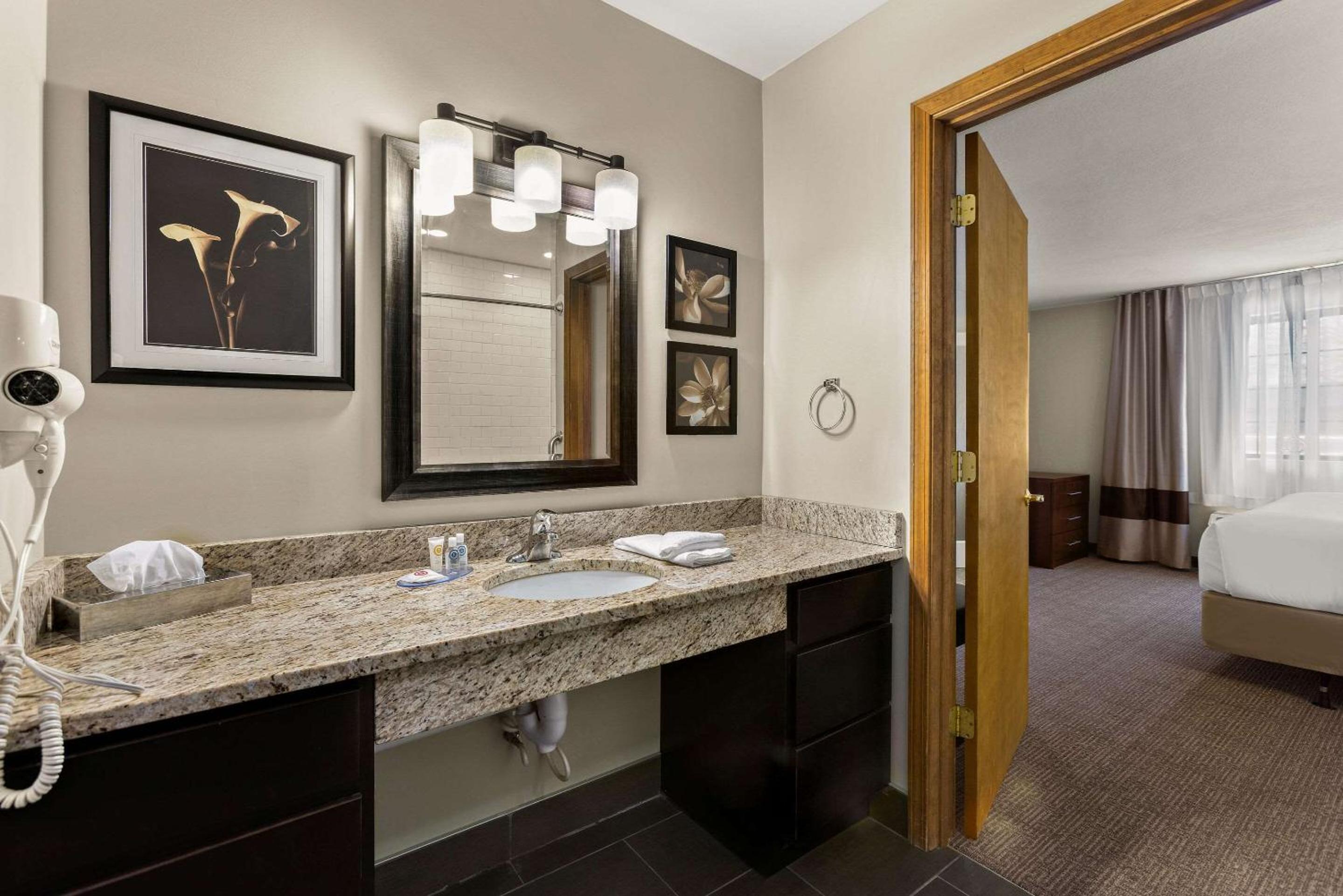 Standard King Room - Accessible/Non-Smoking - Photo 3