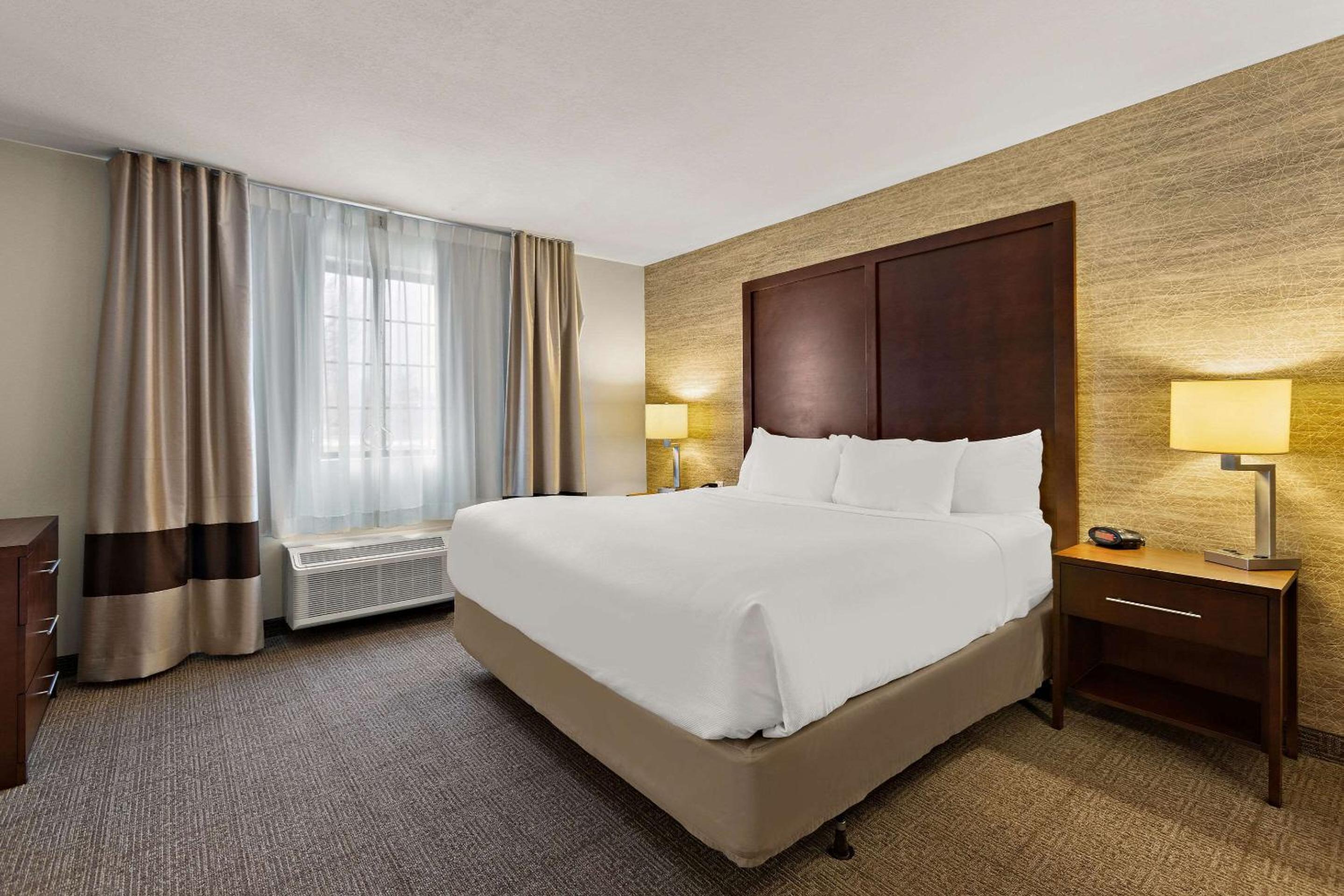 Standard King Room - Accessible/Non-Smoking - Photo 1