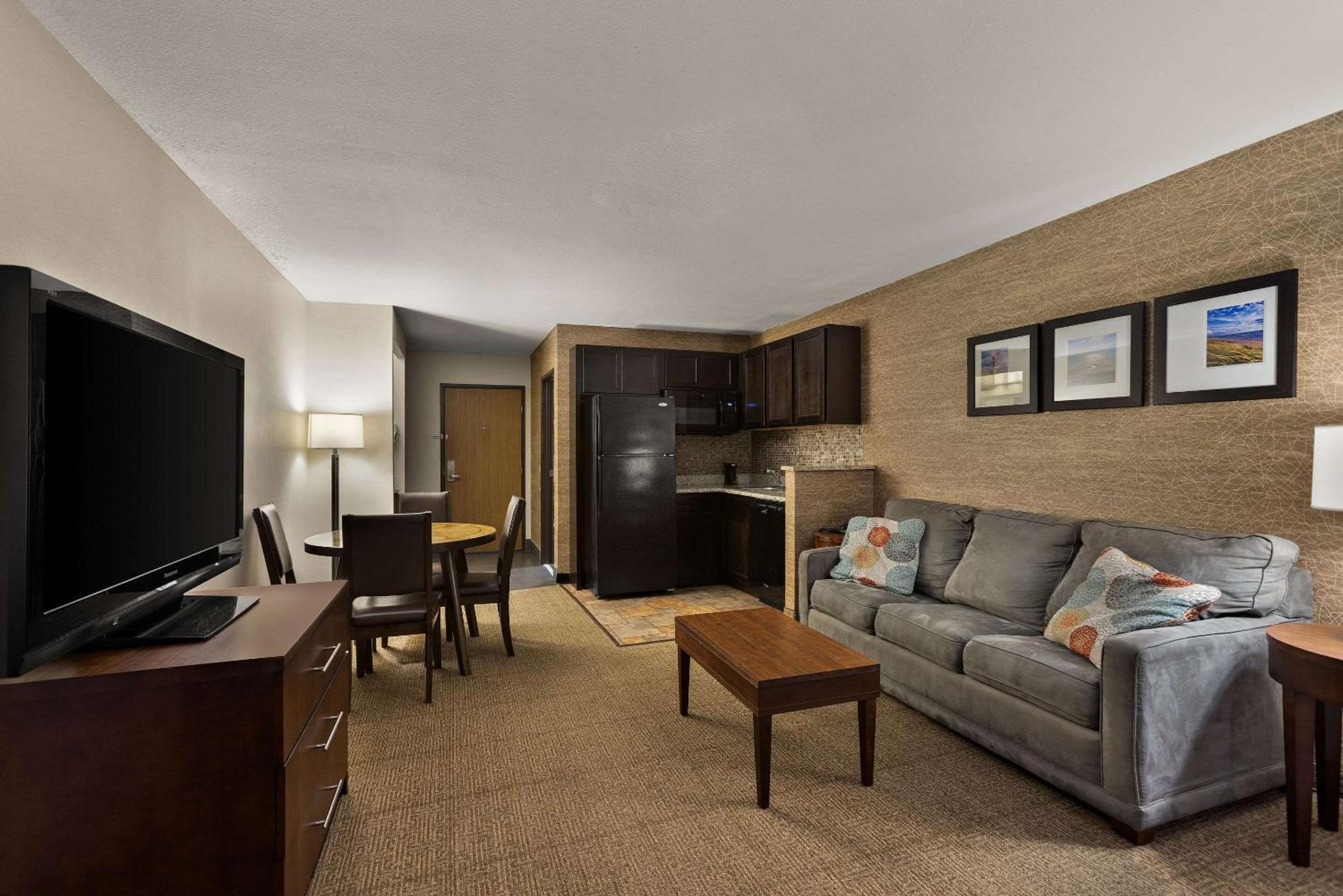 Queen Suite - Non Smoking - Photo 5