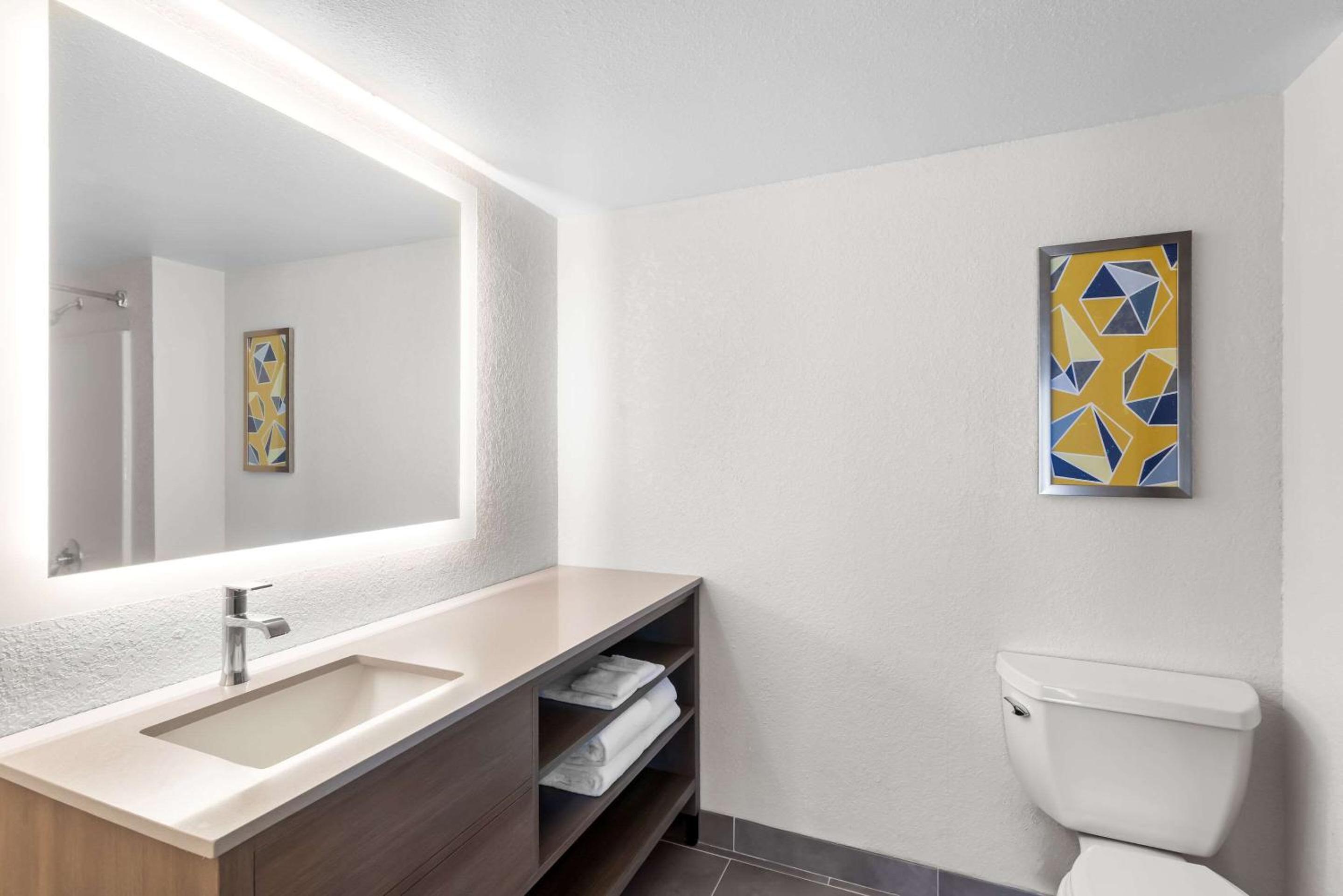 Queen Suite with Two Queen Beds - Non-Smoking - Photo 6