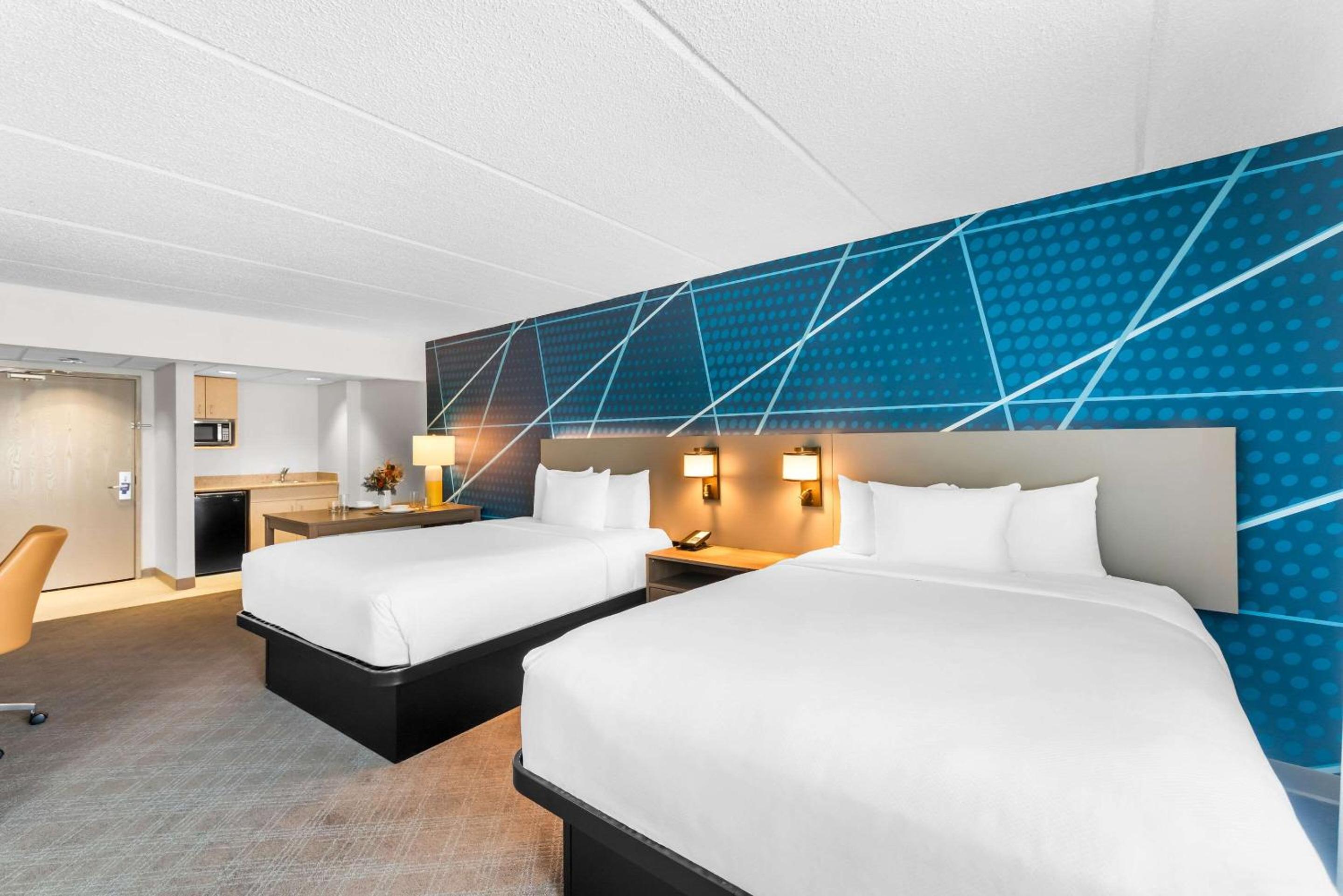 Queen Suite with Two Queen Beds - Non-Smoking - Photo 5