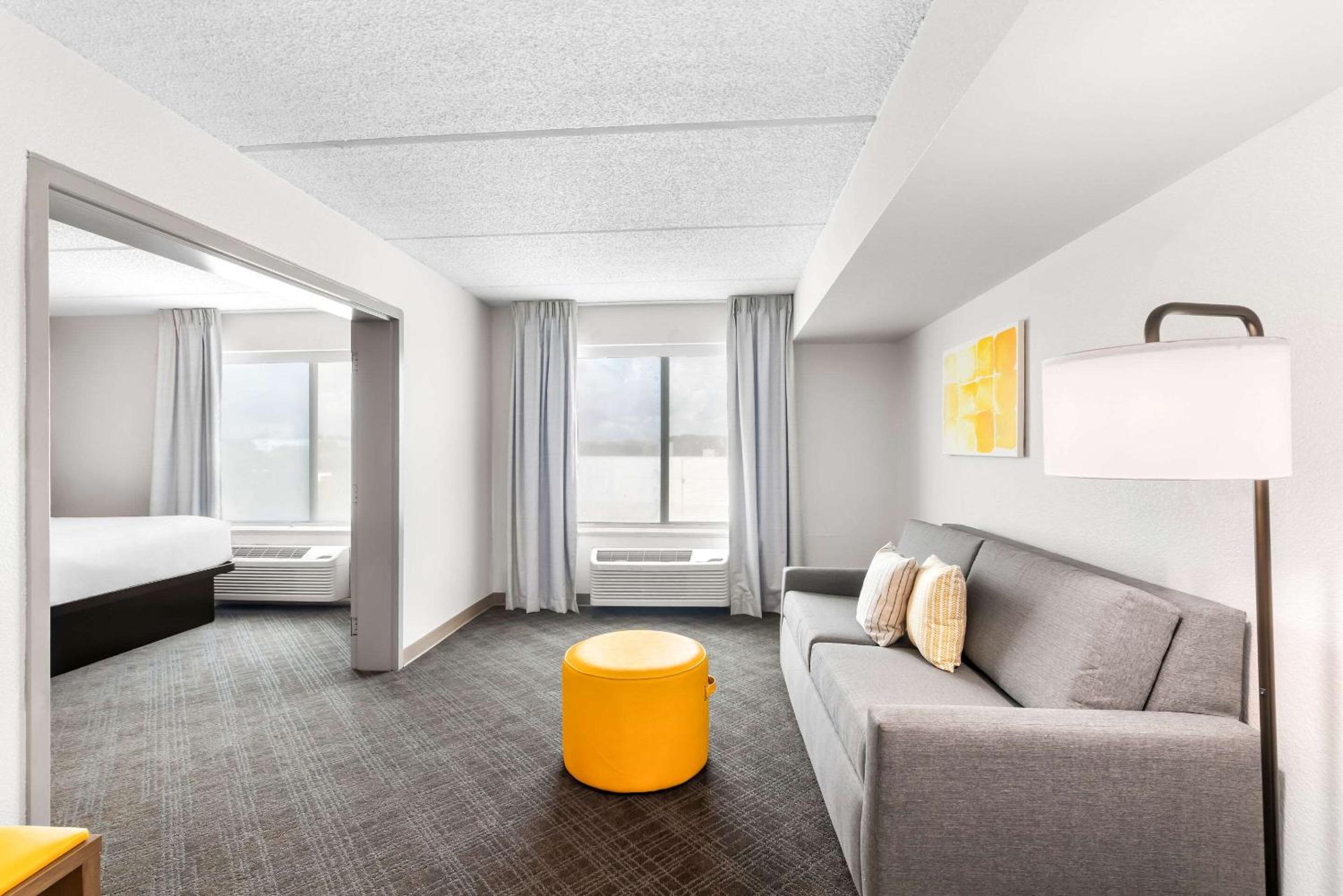 Queen Suite with Two Queen Beds - Non-Smoking - Photo 7