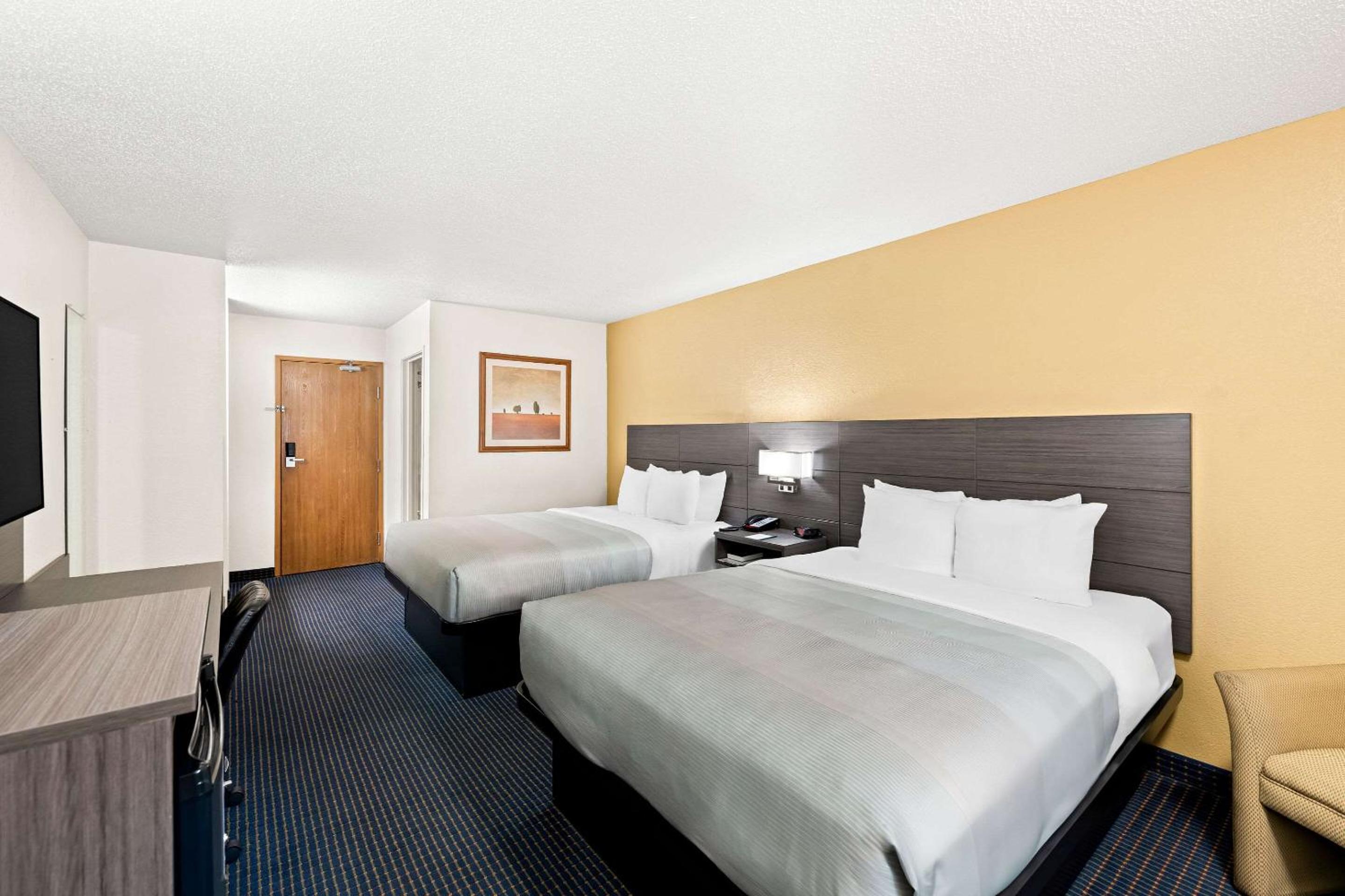 Standard Queen Room with Two Queen Beds - Non-Smoking - Photo 2