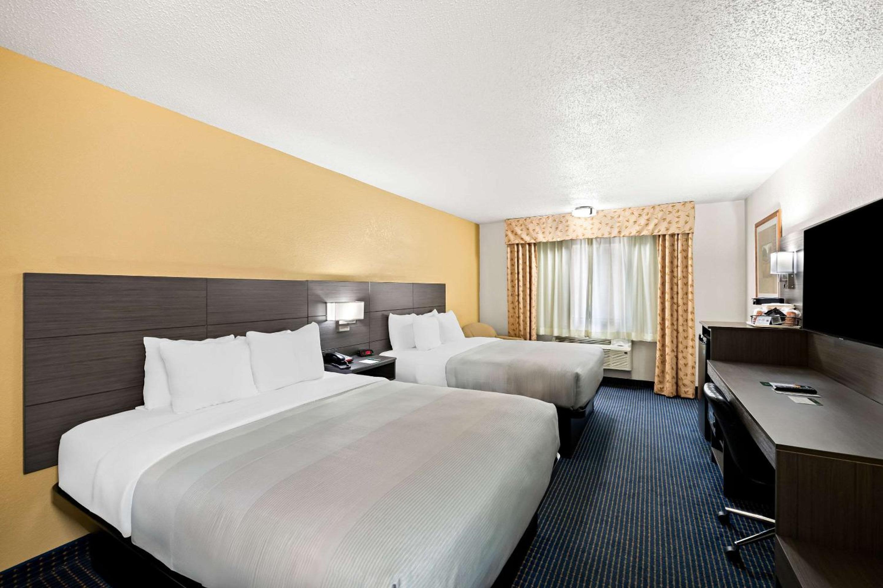 Standard Queen Room with Two Queen Beds - Non-Smoking - Photo 1