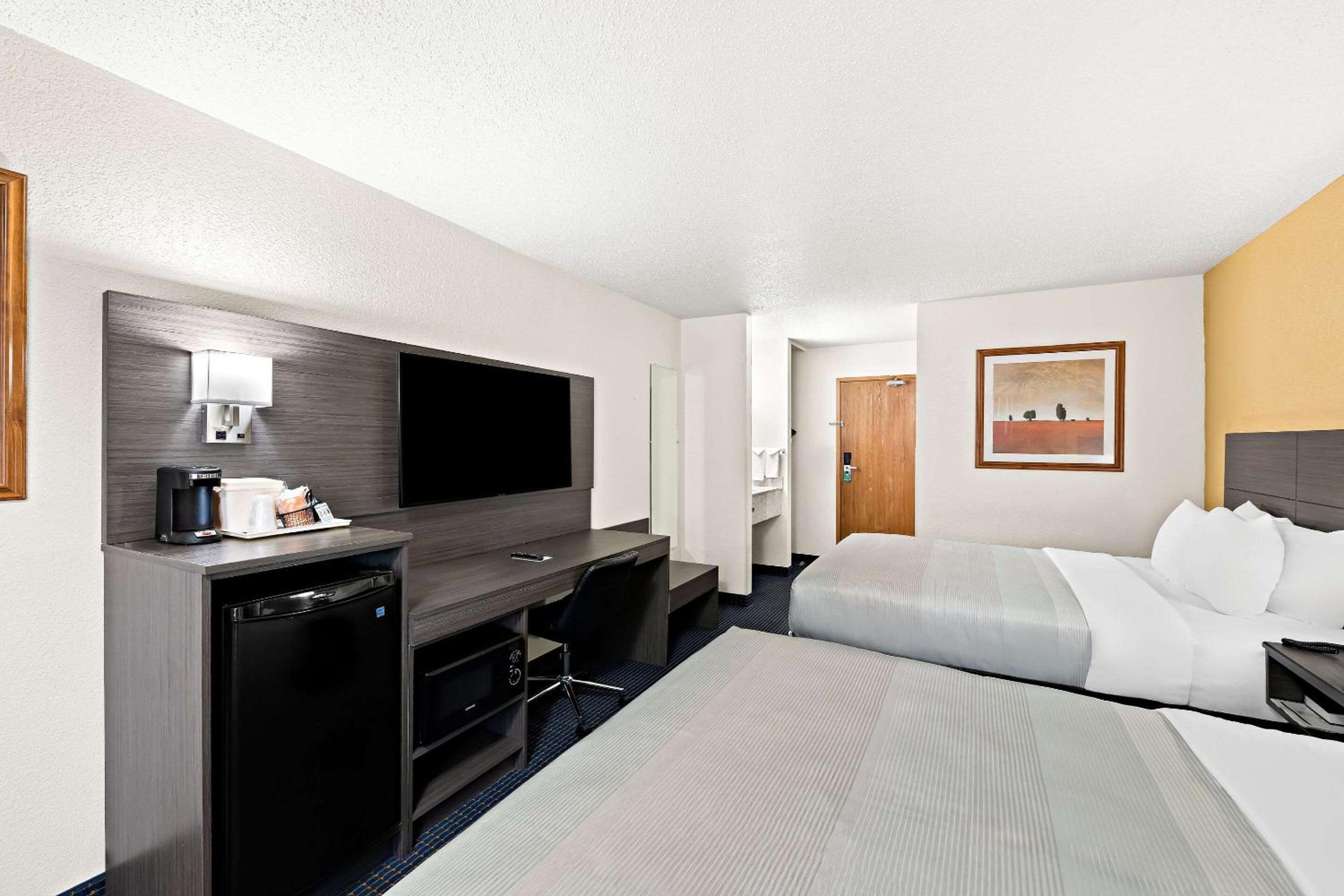 Standard Queen Room with Two Queen Beds - Non-Smoking - Photo 3