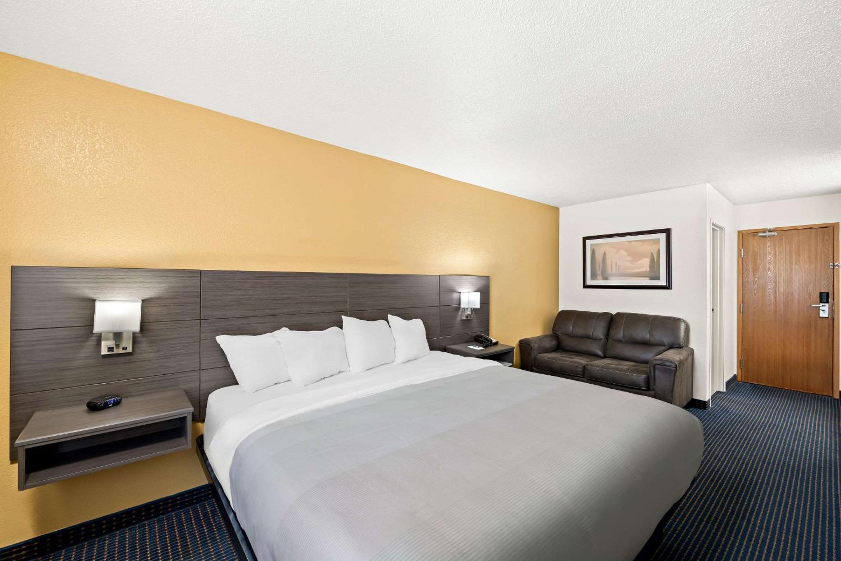 Standard King Room - Non-Smoking  - Photo 3