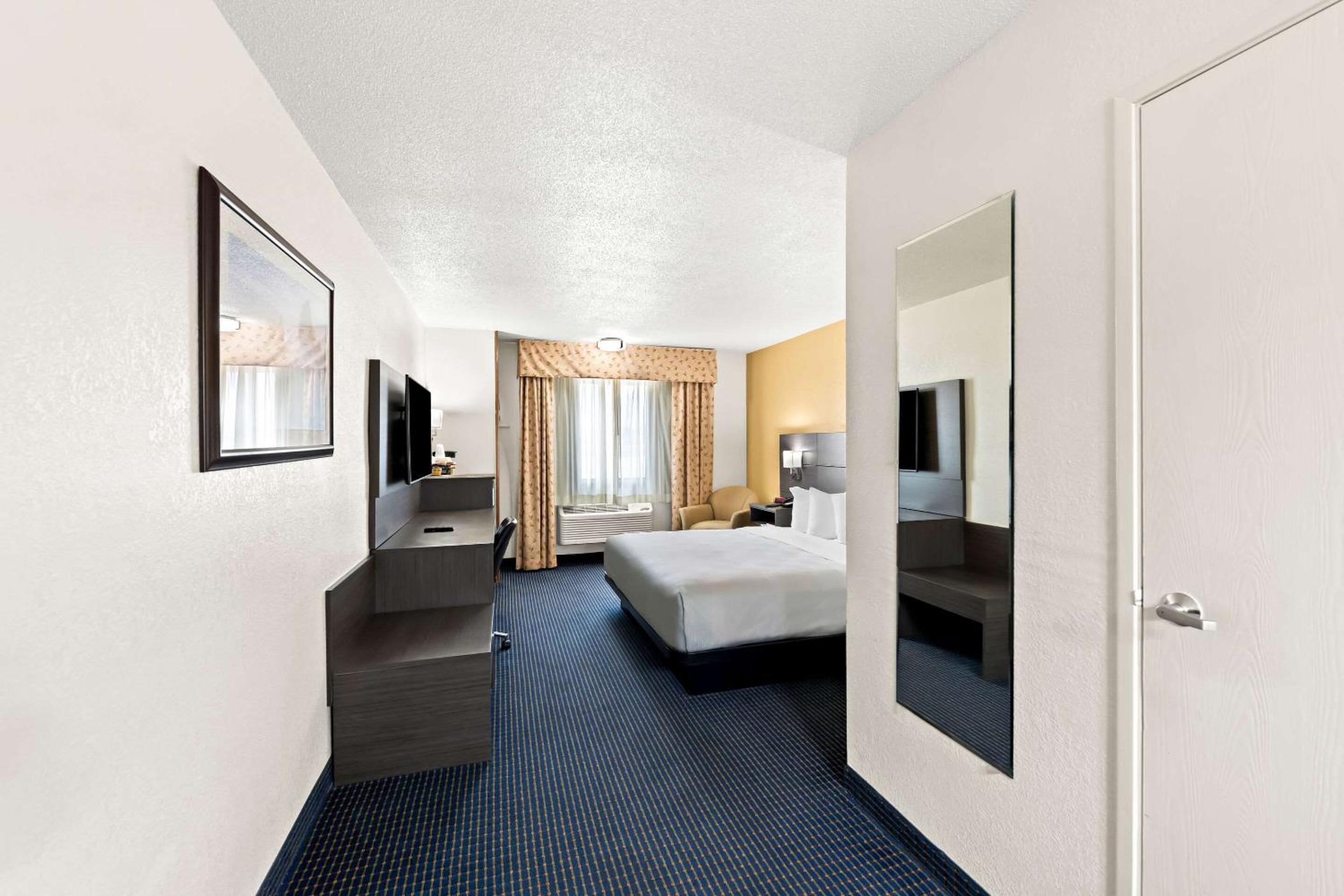 King Room - Accessible/Non-Smoking - Photo 3