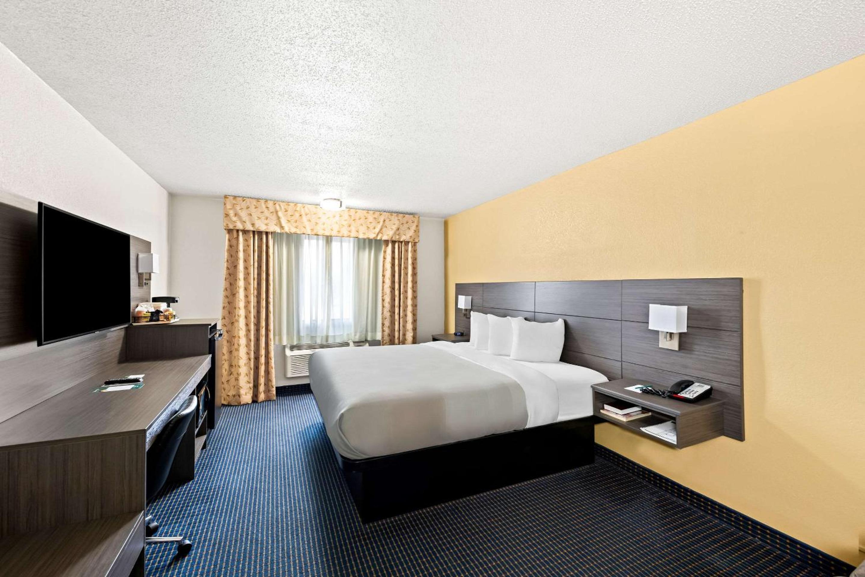 Standard King Room - Non-Smoking  - Photo 2
