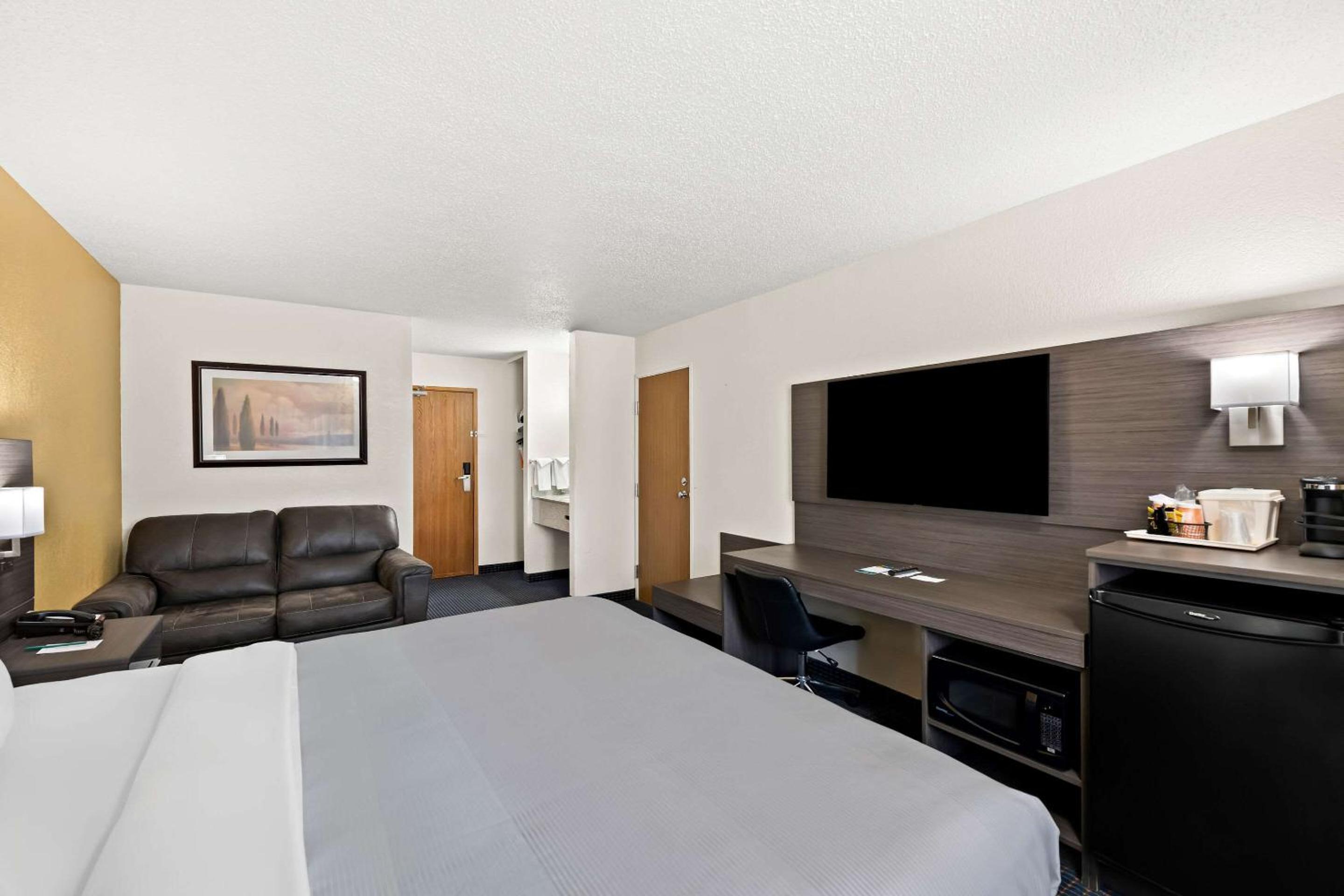 Standard King Room - Non-Smoking  - Photo 4