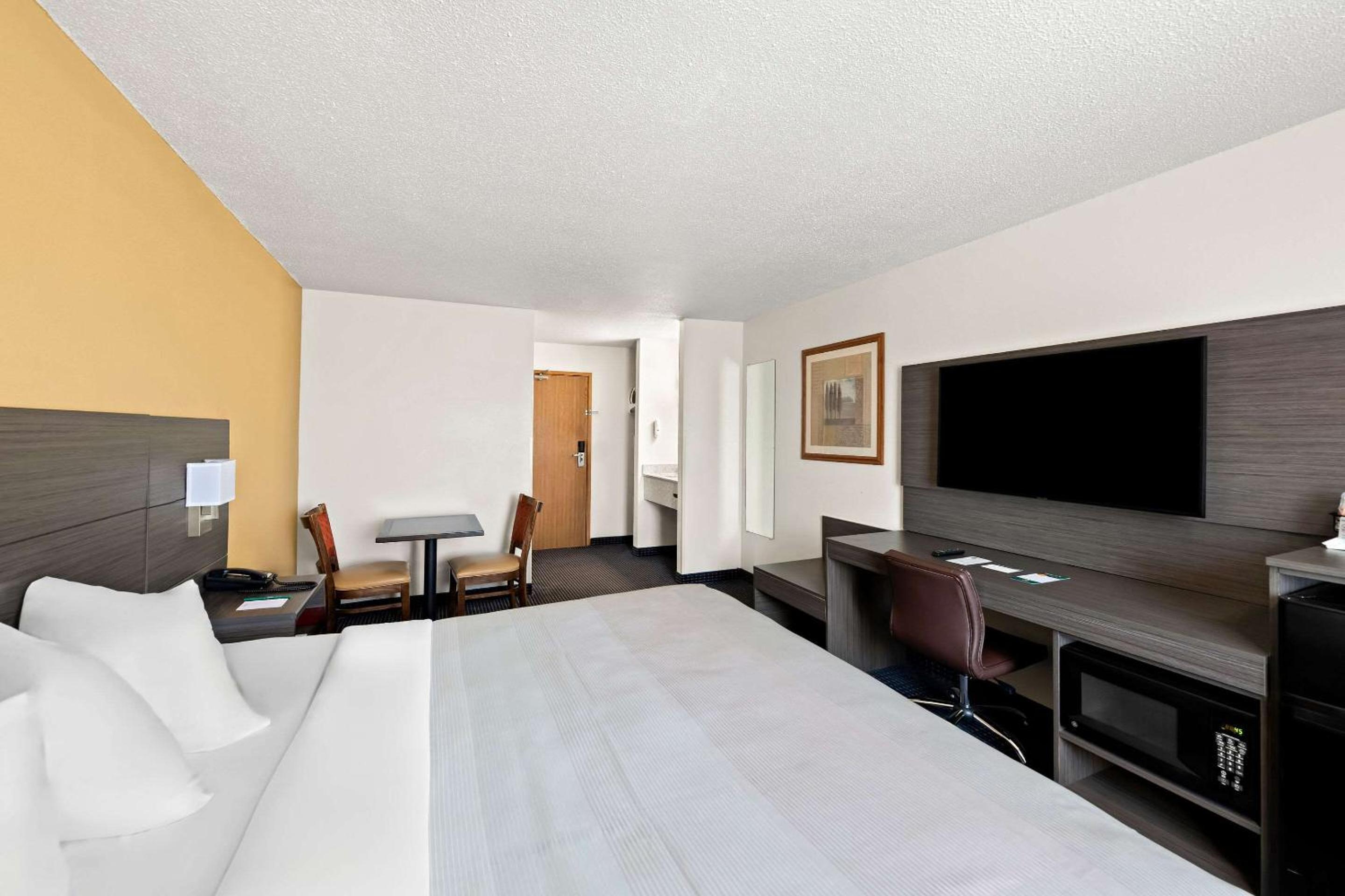 Standard King Room - Non-Smoking  - Photo 1