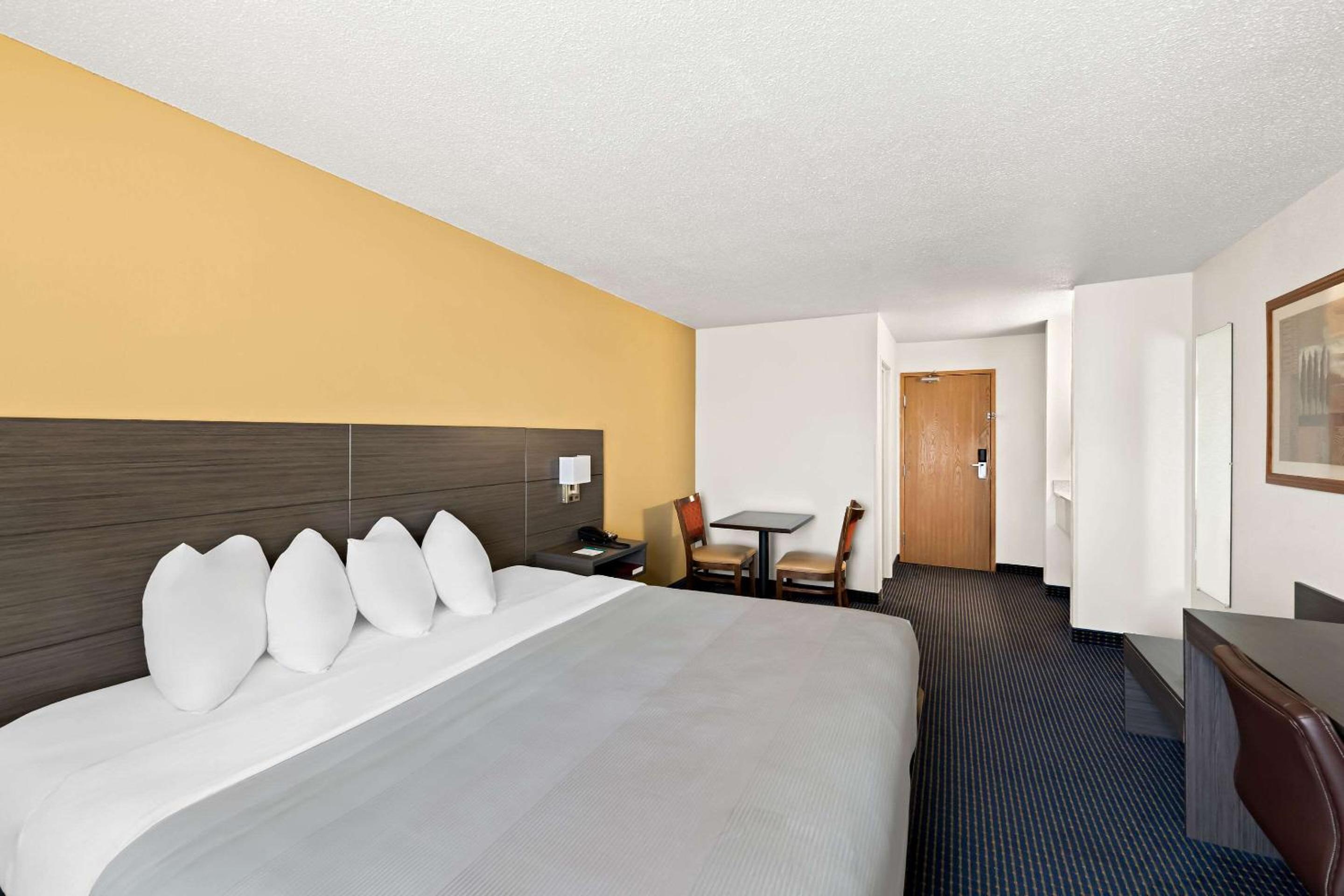 Standard King Room - Non-Smoking  - Photo 8